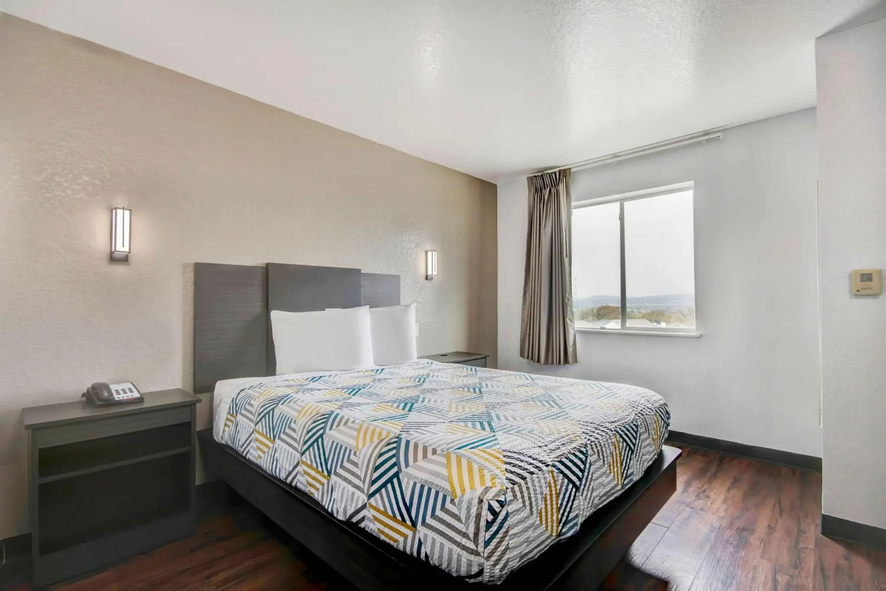 Deluxe Queen Room - Smoking in Motel 6-San Antonio, TX - Sea World North Deluxe Queen Room - Smoking in Motel 6-San Antonio, TX - Sea World North