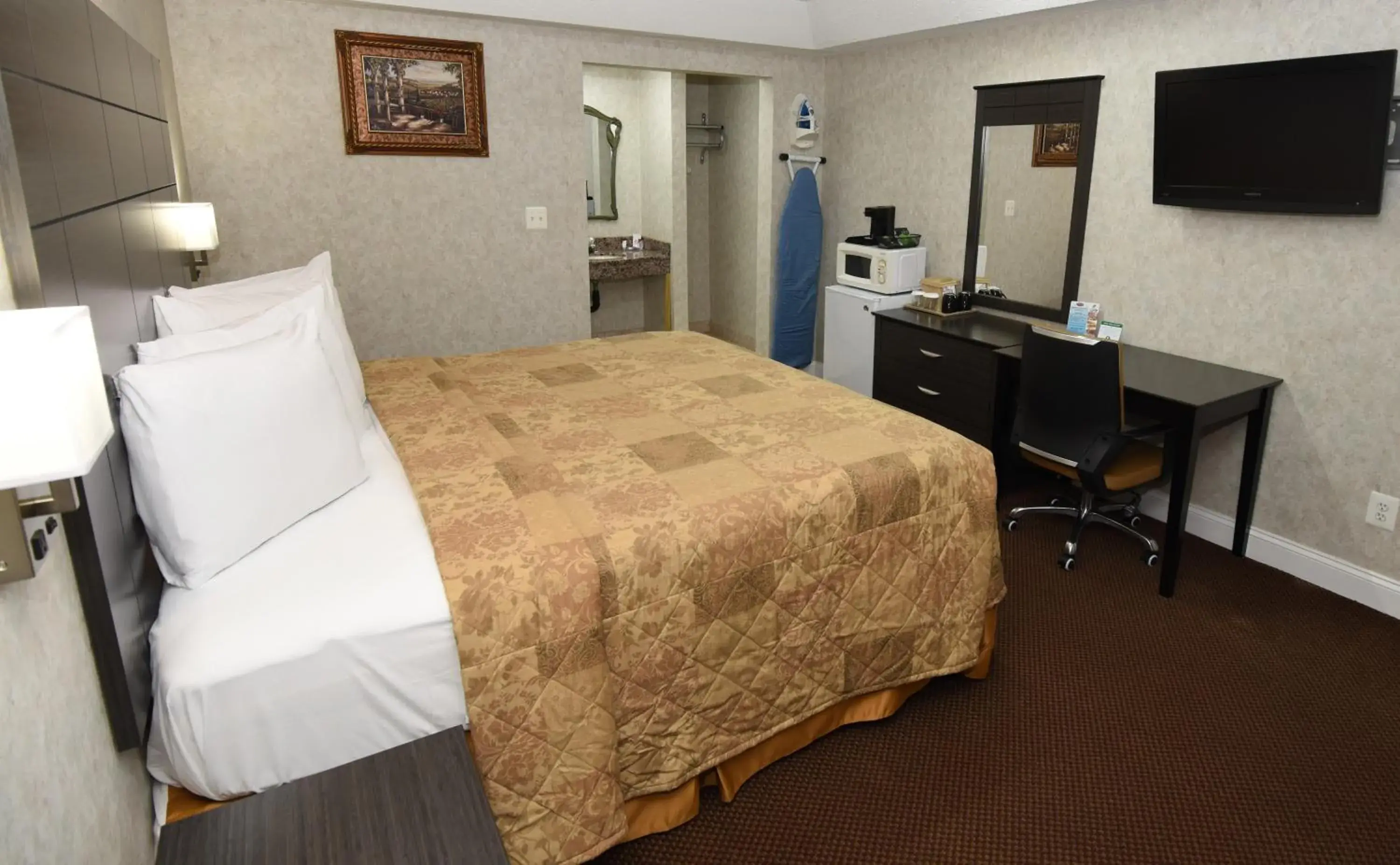Photo of the whole room, Bed in Country View Inn & Suites Atlantic City Photo of the whole room, Bed in Country View Inn & Suites Atlantic City