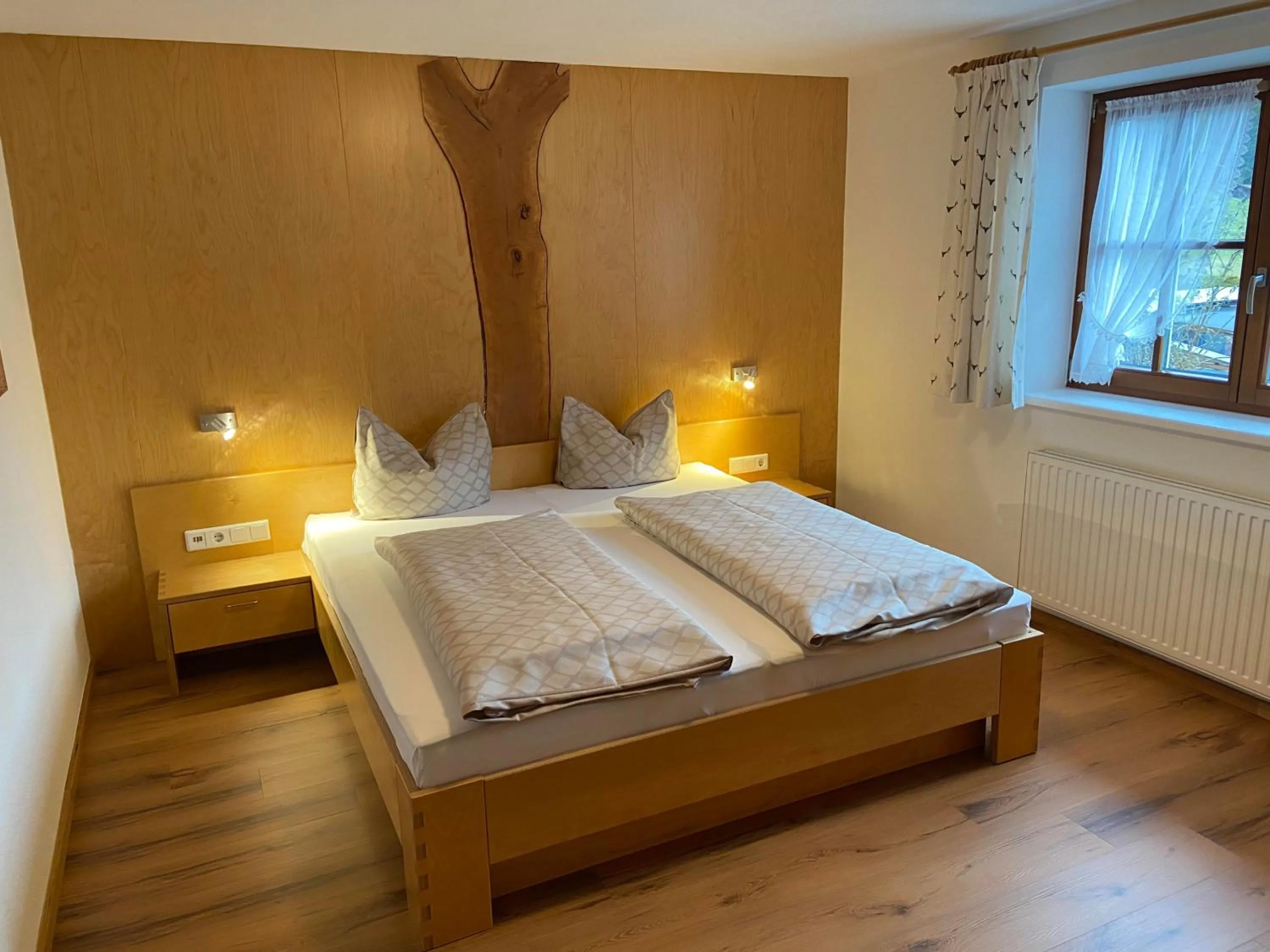 Bed in Gasthaus Muntafuner Stöbli