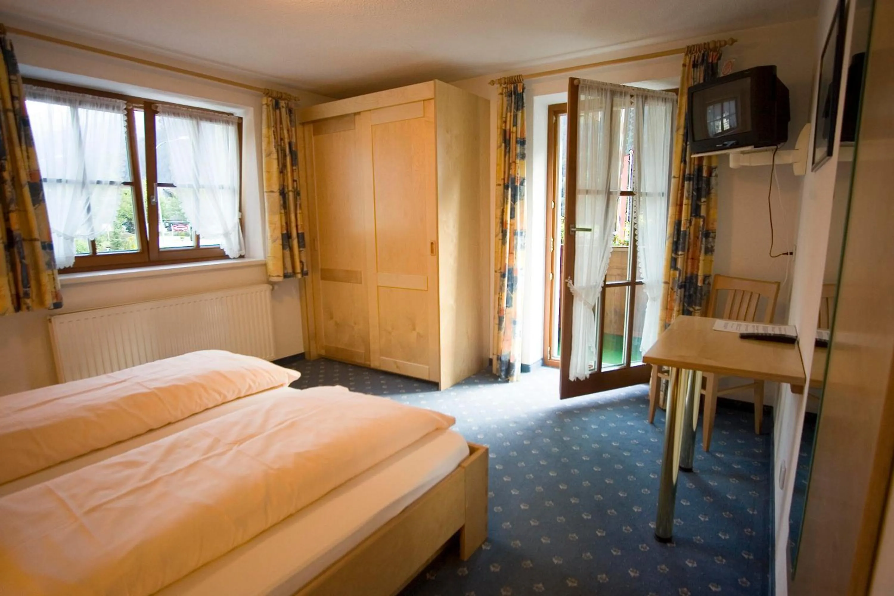 Bed in Gasthaus Muntafuner Stöbli