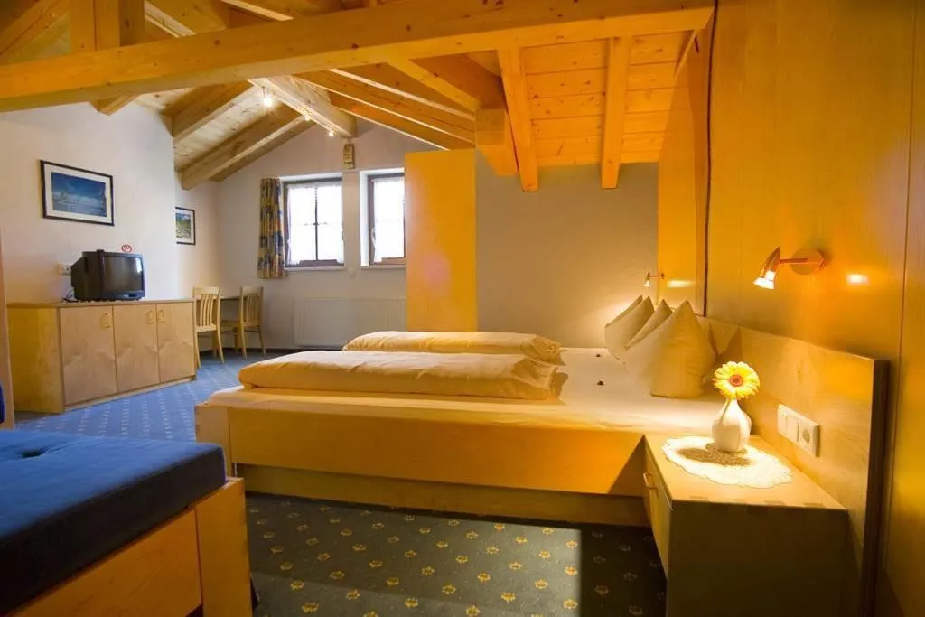 Bedroom, Bed in Gasthaus Muntafuner Stöbli