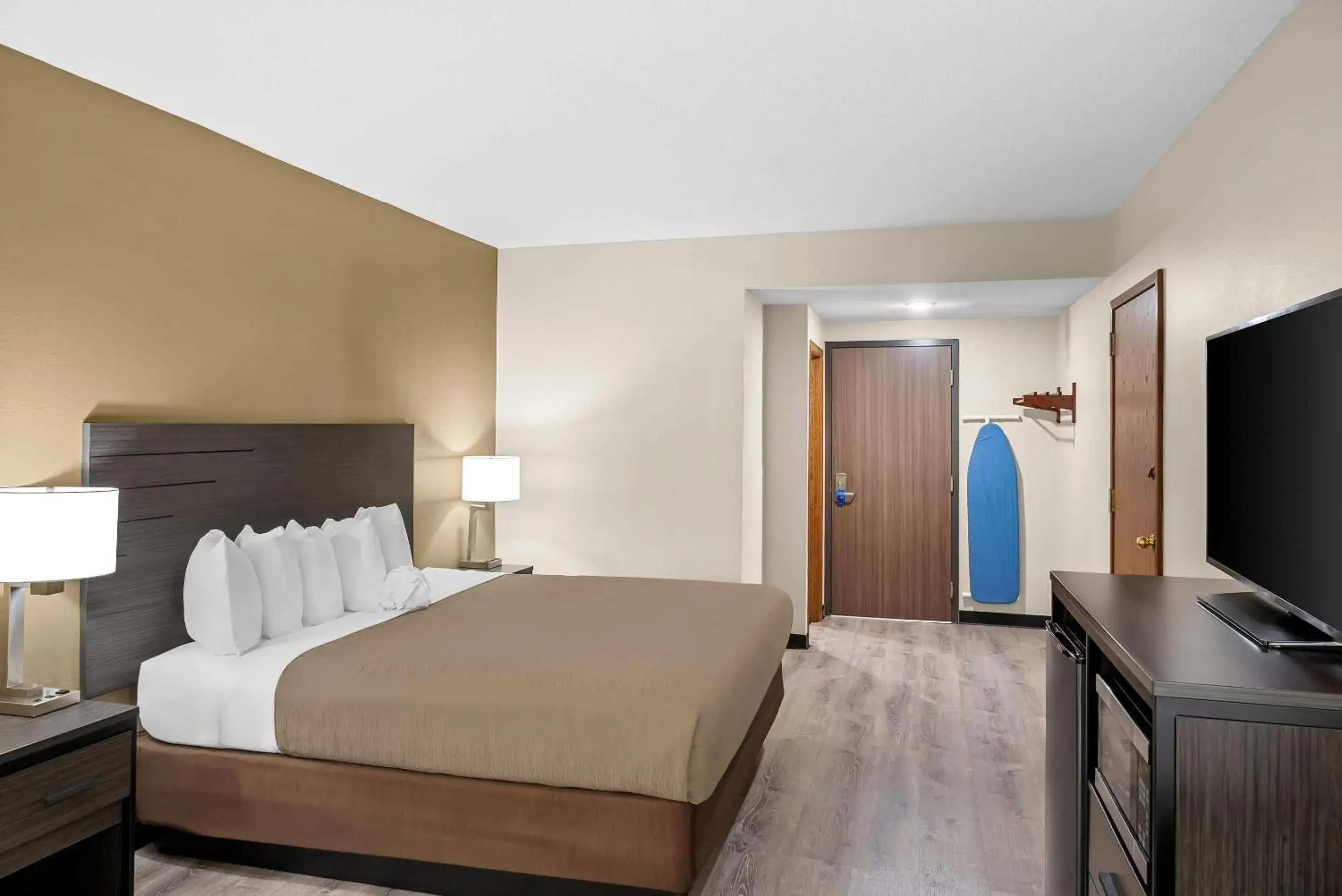 Bedroom, Bed in Rodeway Inn Grandville - Grand Rapids Bedroom, Bed in Rodeway Inn Grandville - Grand Rapids