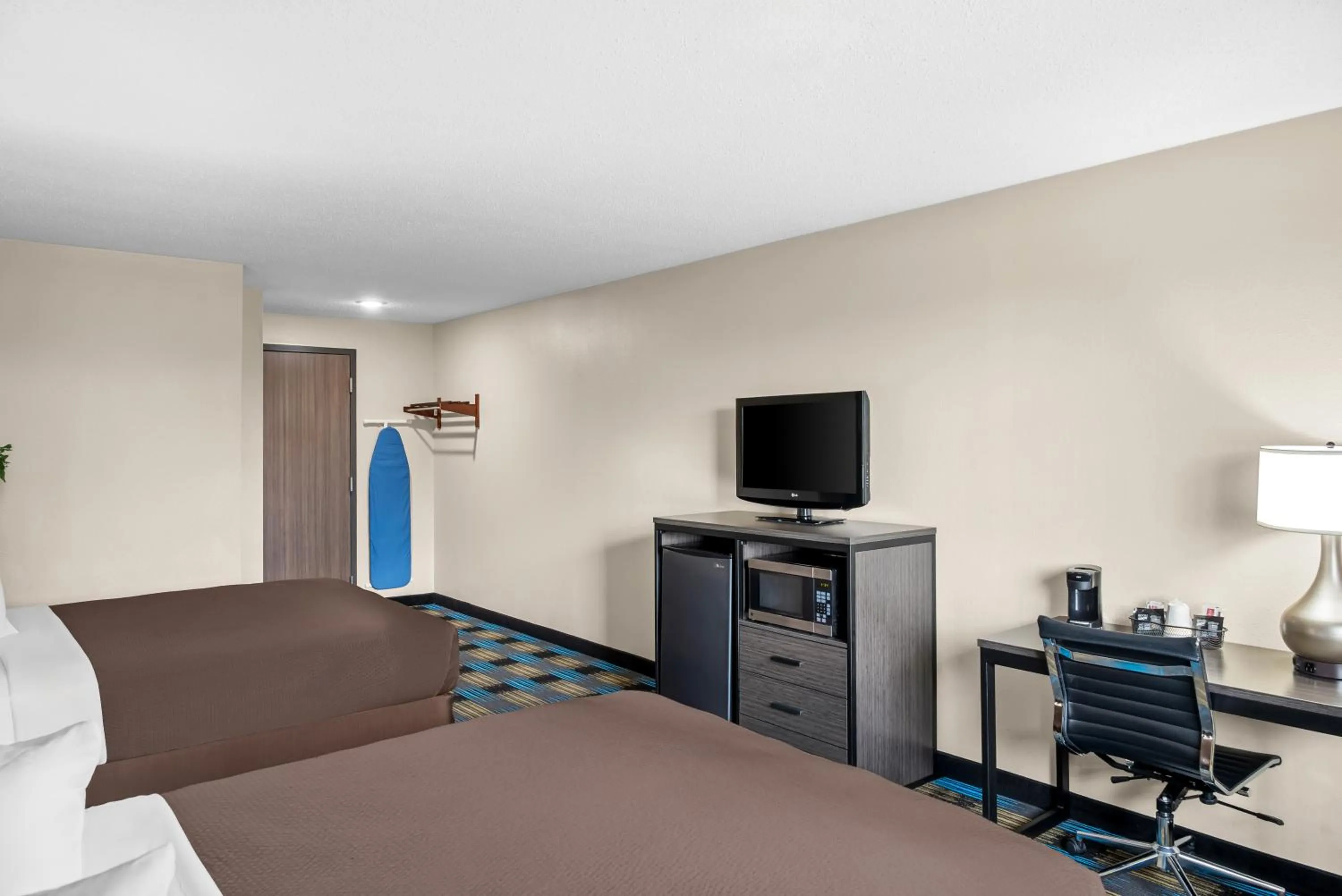 Bed in Rodeway Inn Grandville - Grand Rapids