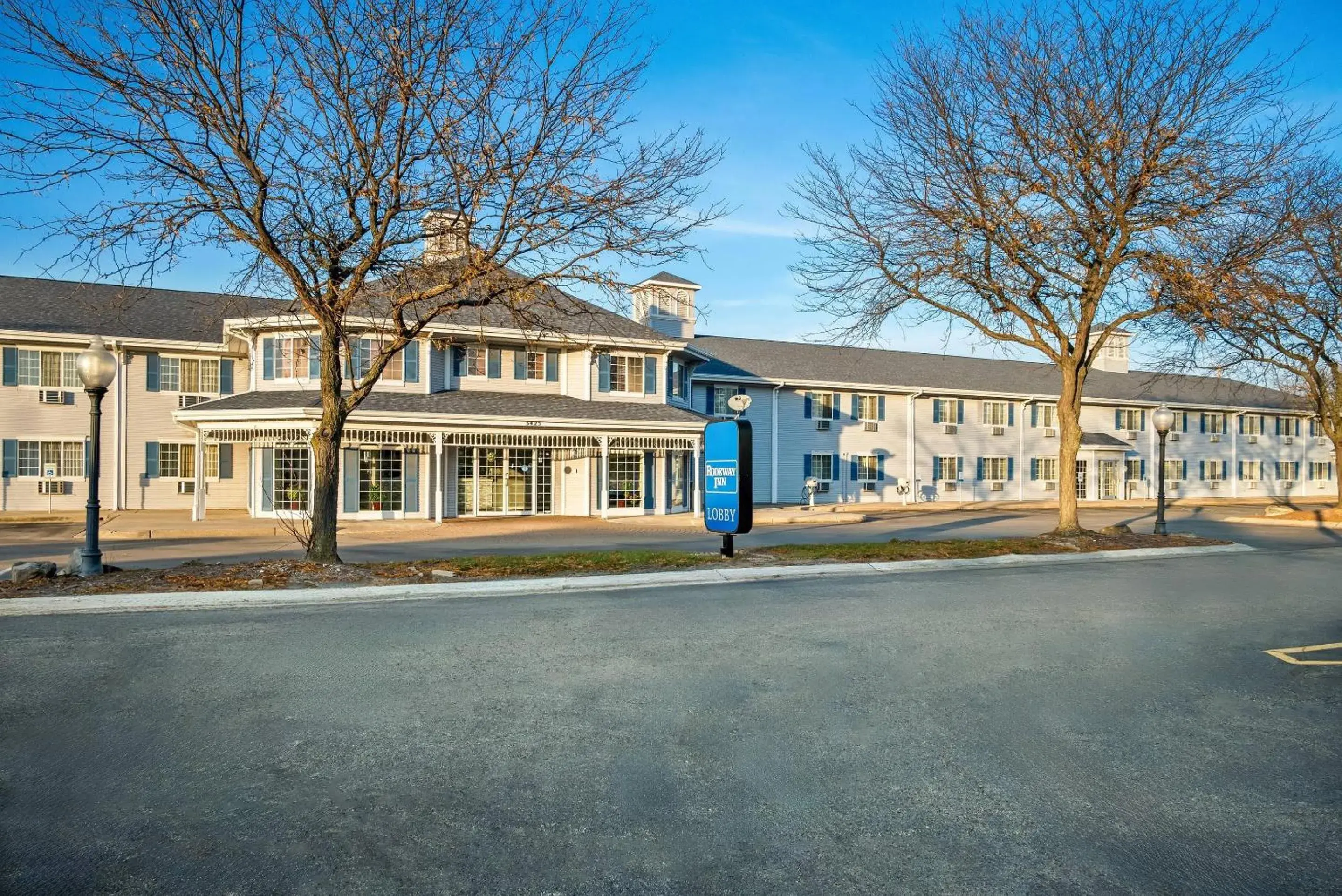 Property building in Rodeway Inn Grandville - Grand Rapids Property building in Rodeway Inn Grandville - Grand Rapids