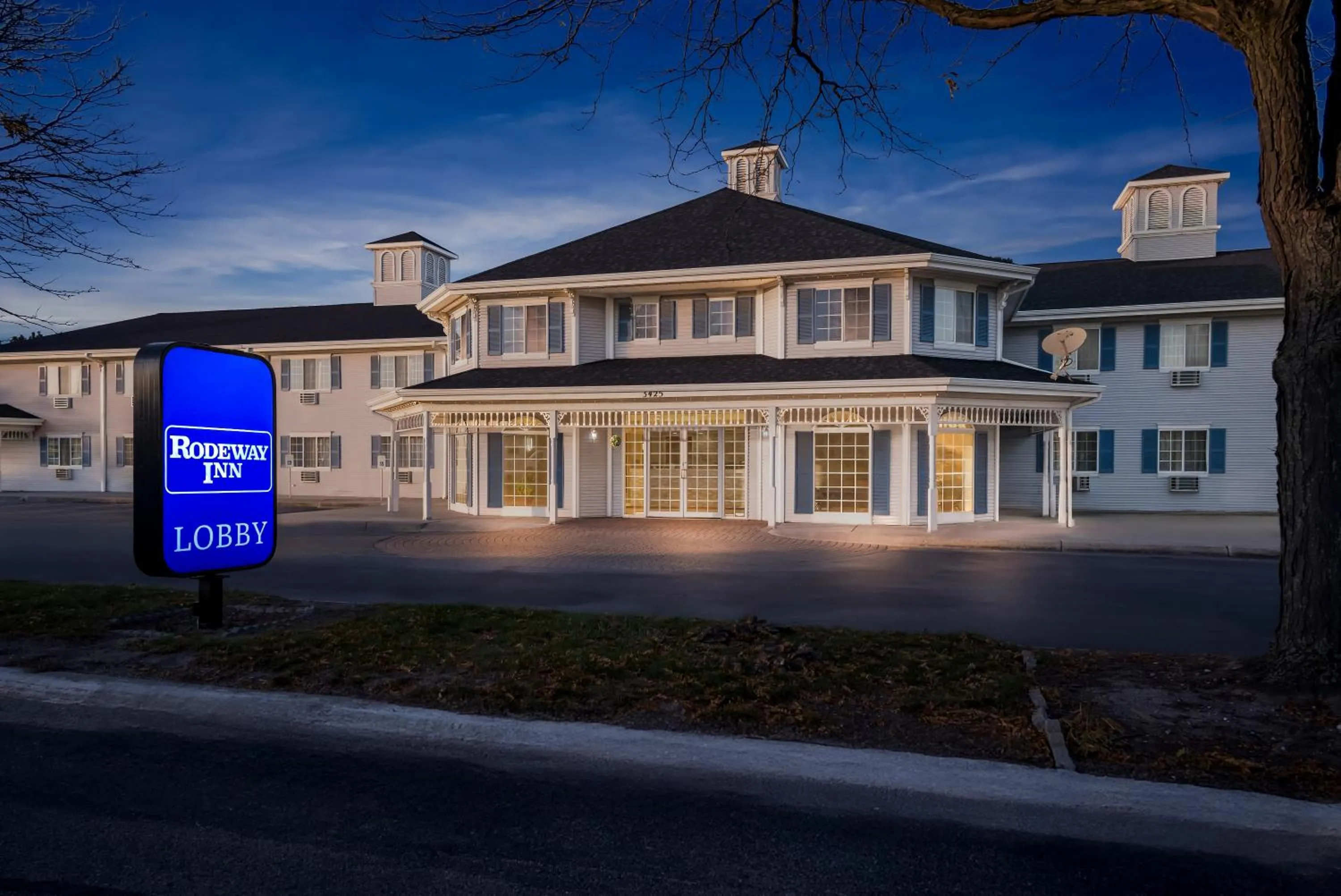 Property building in Rodeway Inn Grandville - Grand Rapids