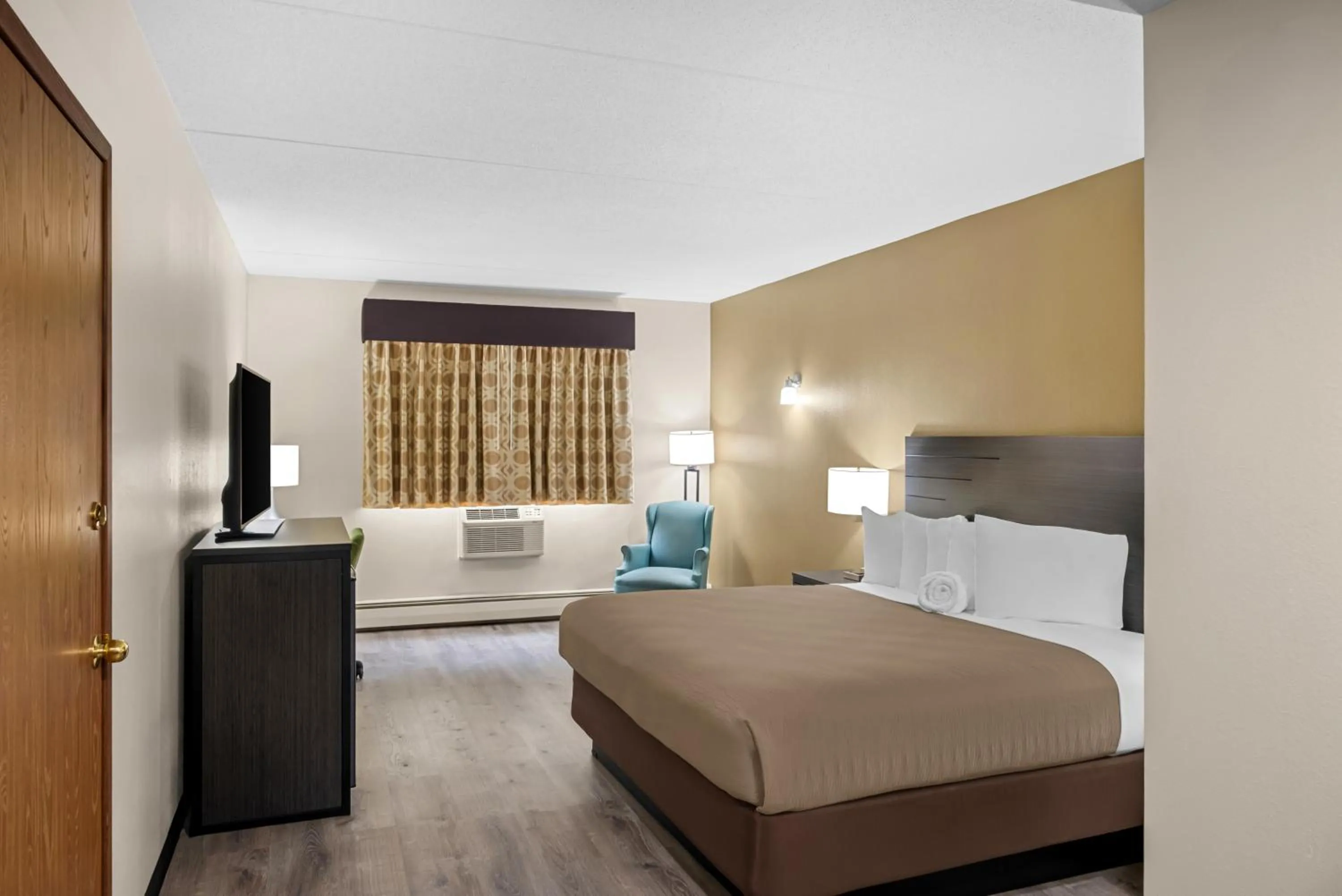 Bed in Rodeway Inn Grandville - Grand Rapids