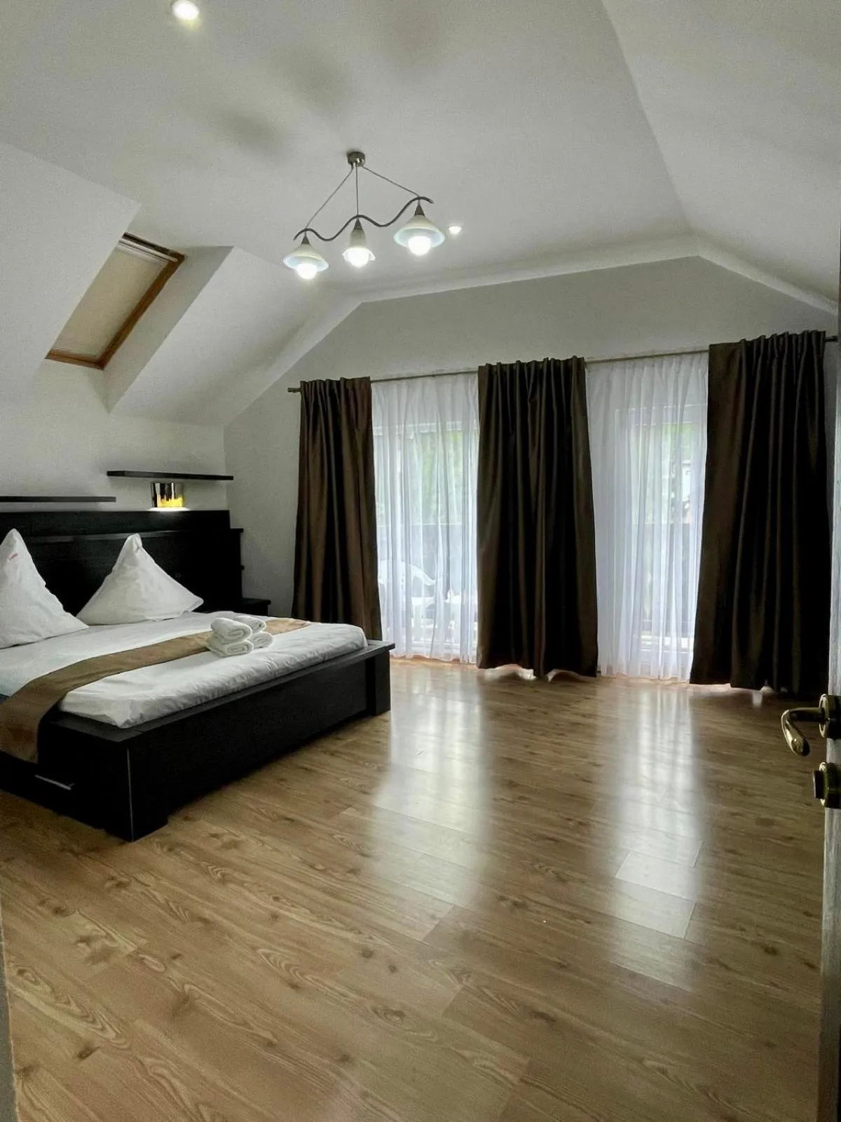 Bed in Pensiunea Carina