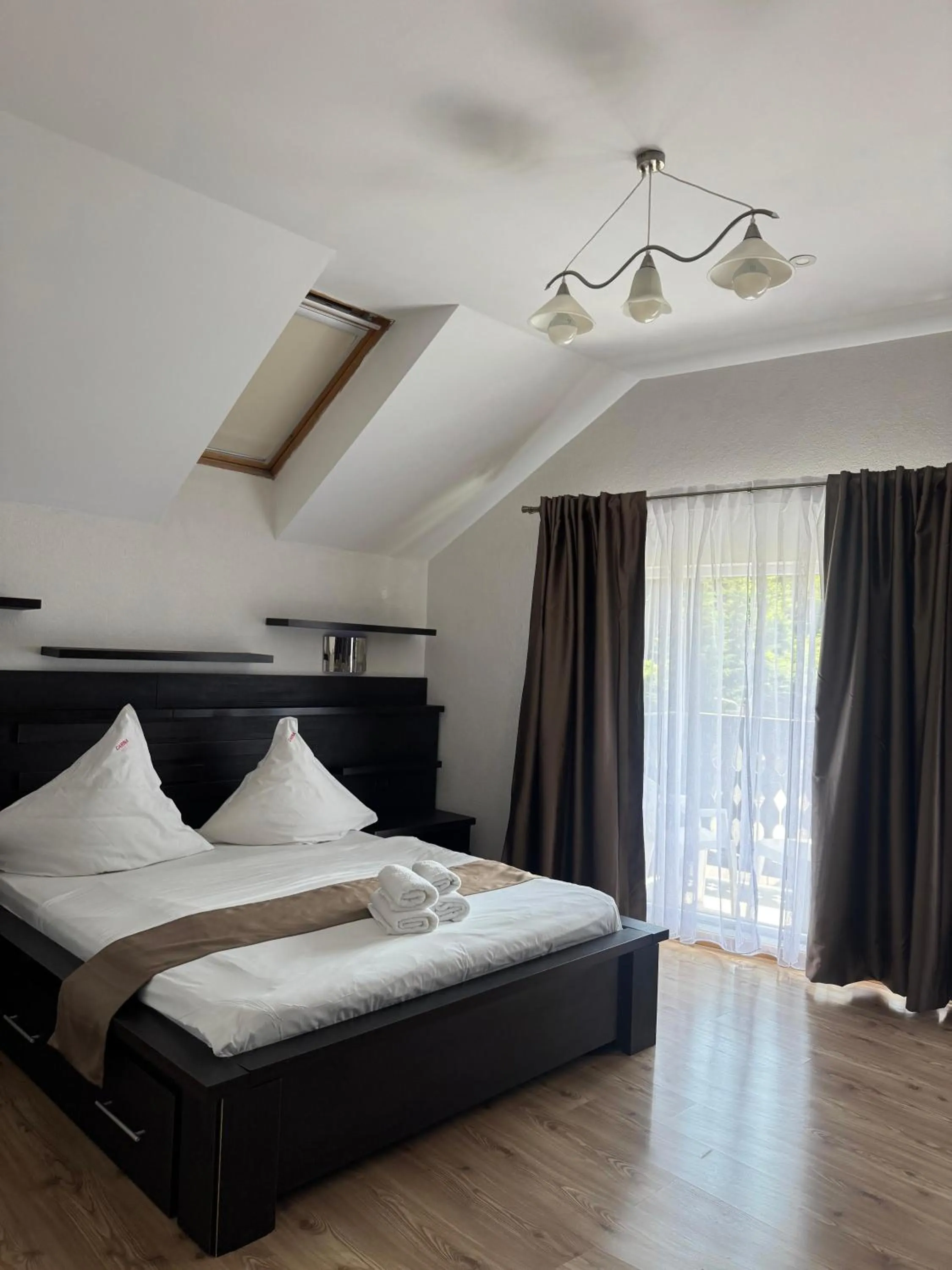 Bed in Pensiunea Carina