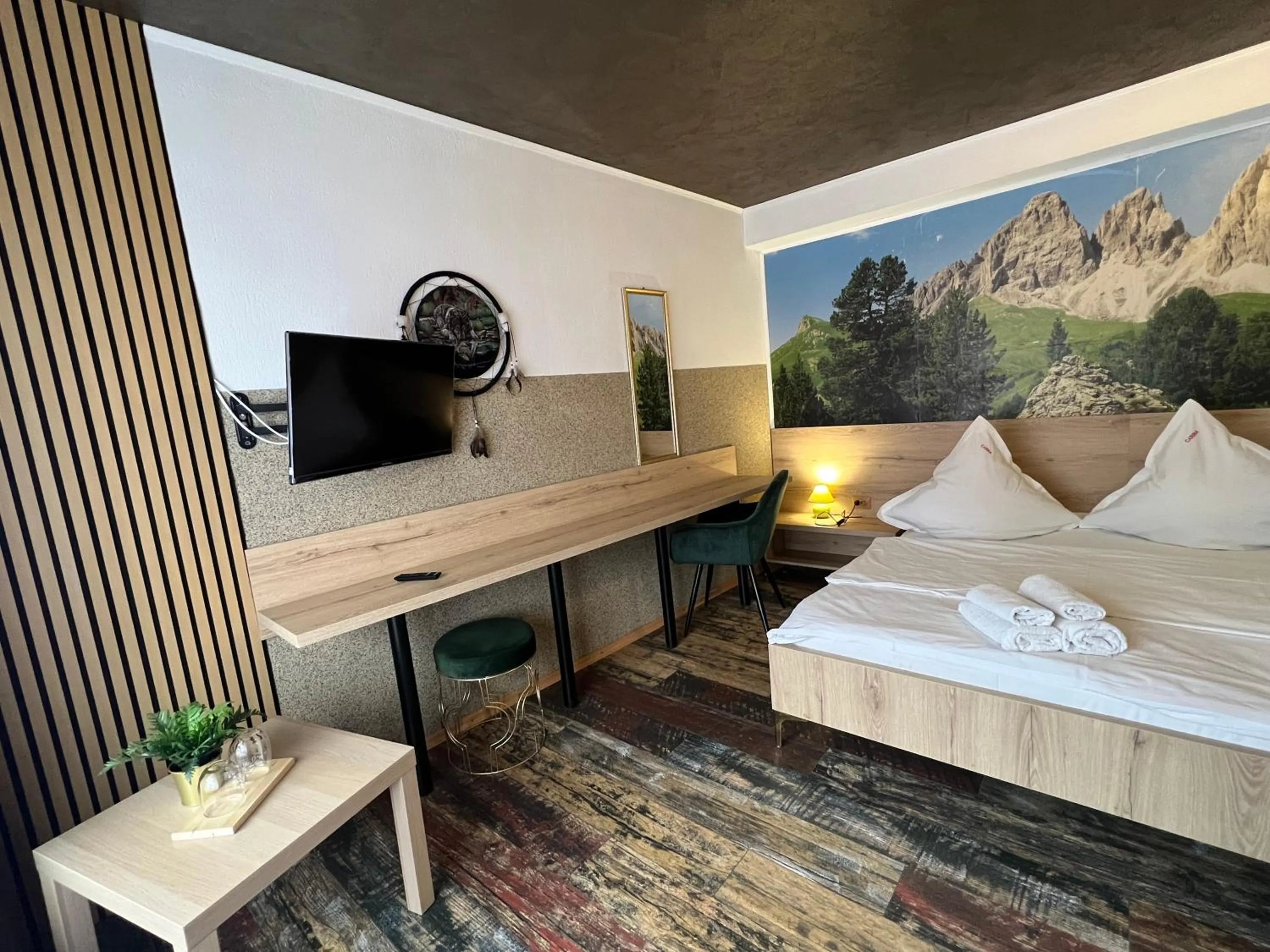 Bed in Pensiunea Carina