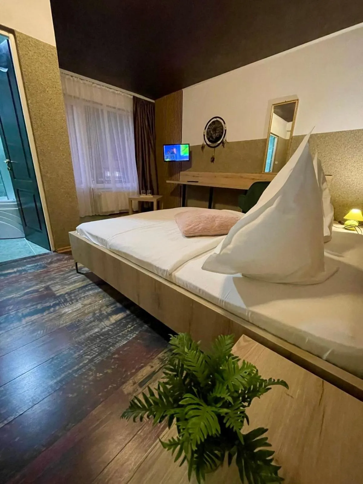 Bed in Pensiunea Carina