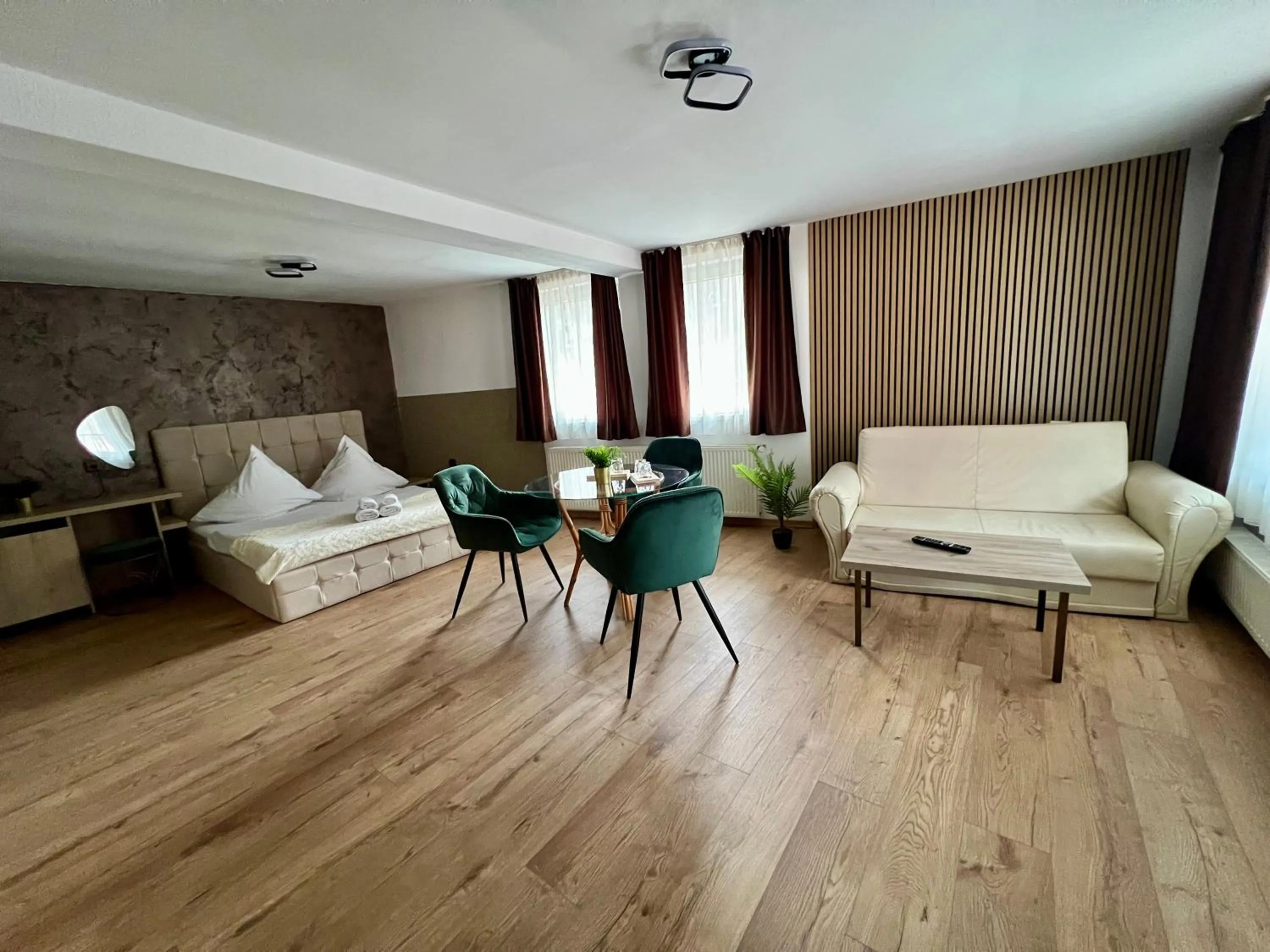 Bed in Pensiunea Carina