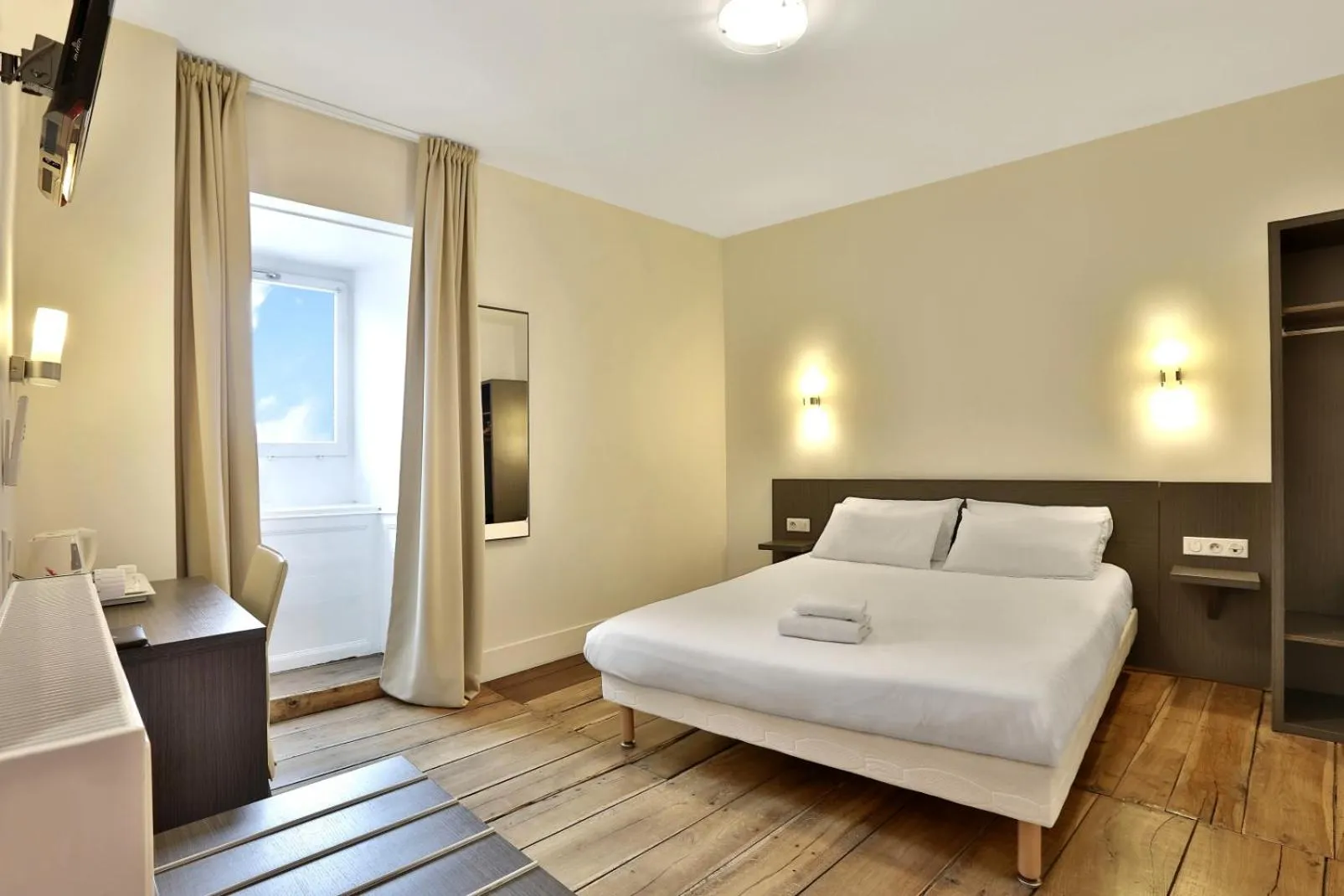 Bed in Logis Hotel Auberge Dupuytren