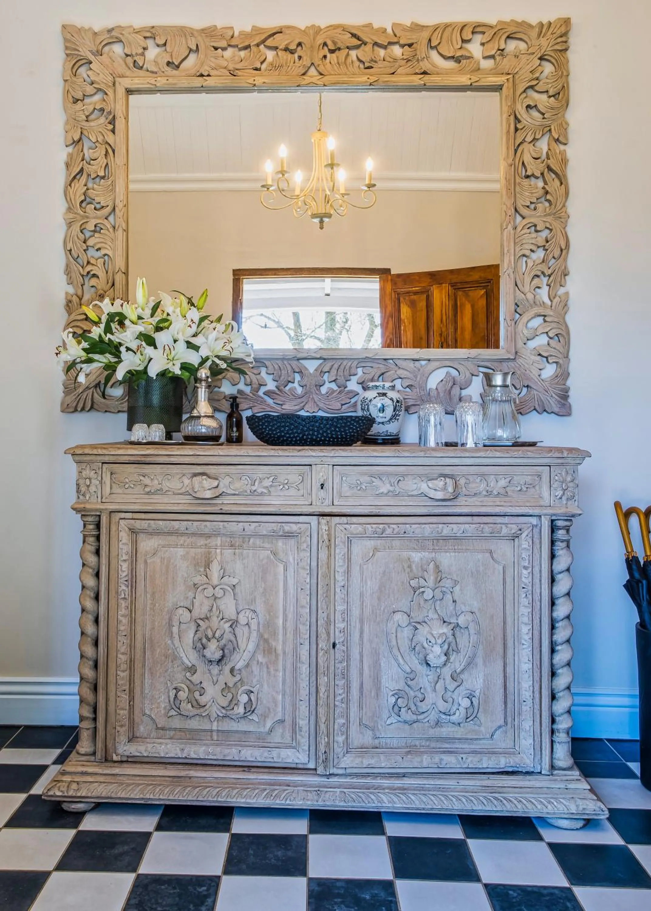 Facade/entrance in Hartford House