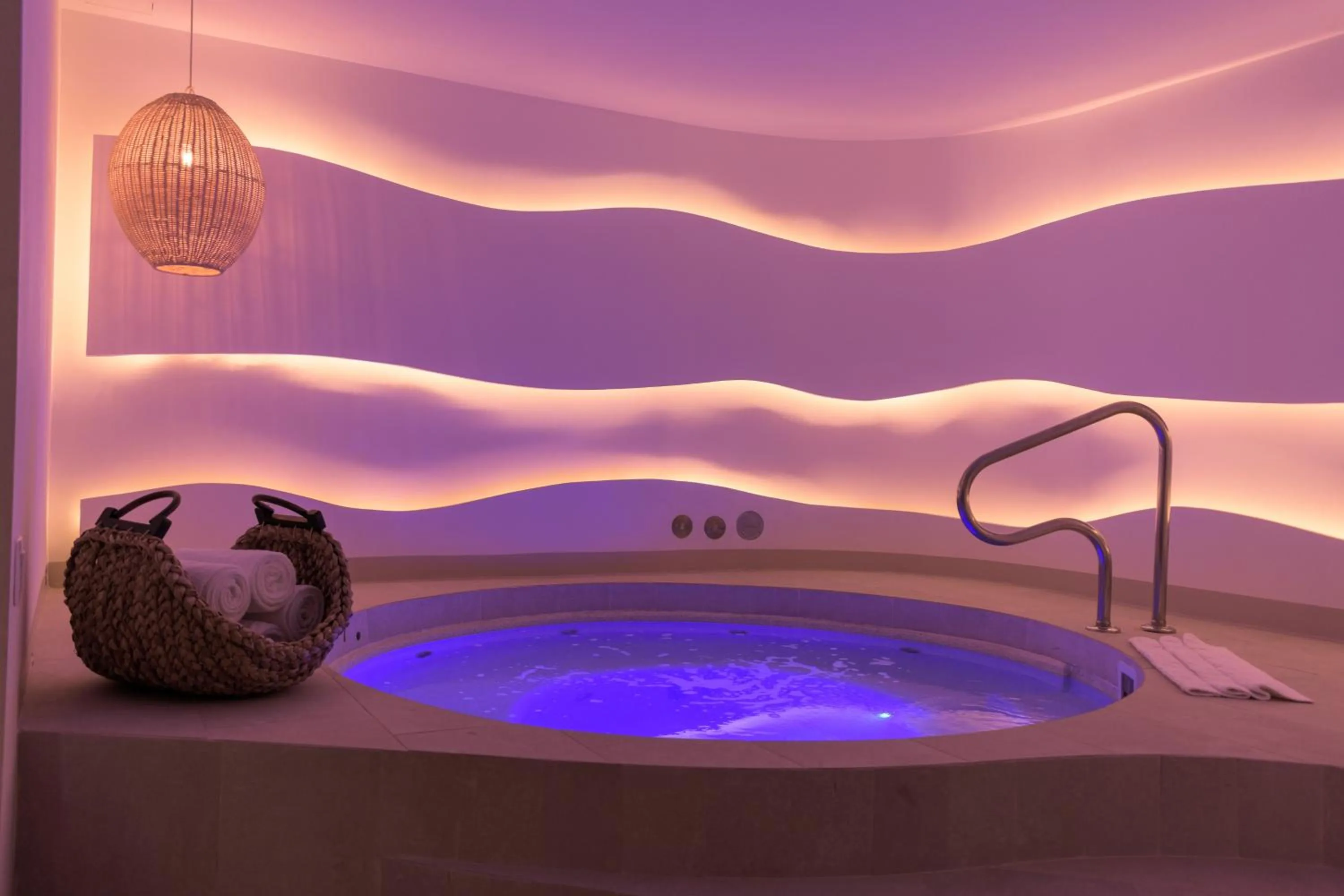 Hot Tub in Grand Miramar All Luxury Suites & Residences