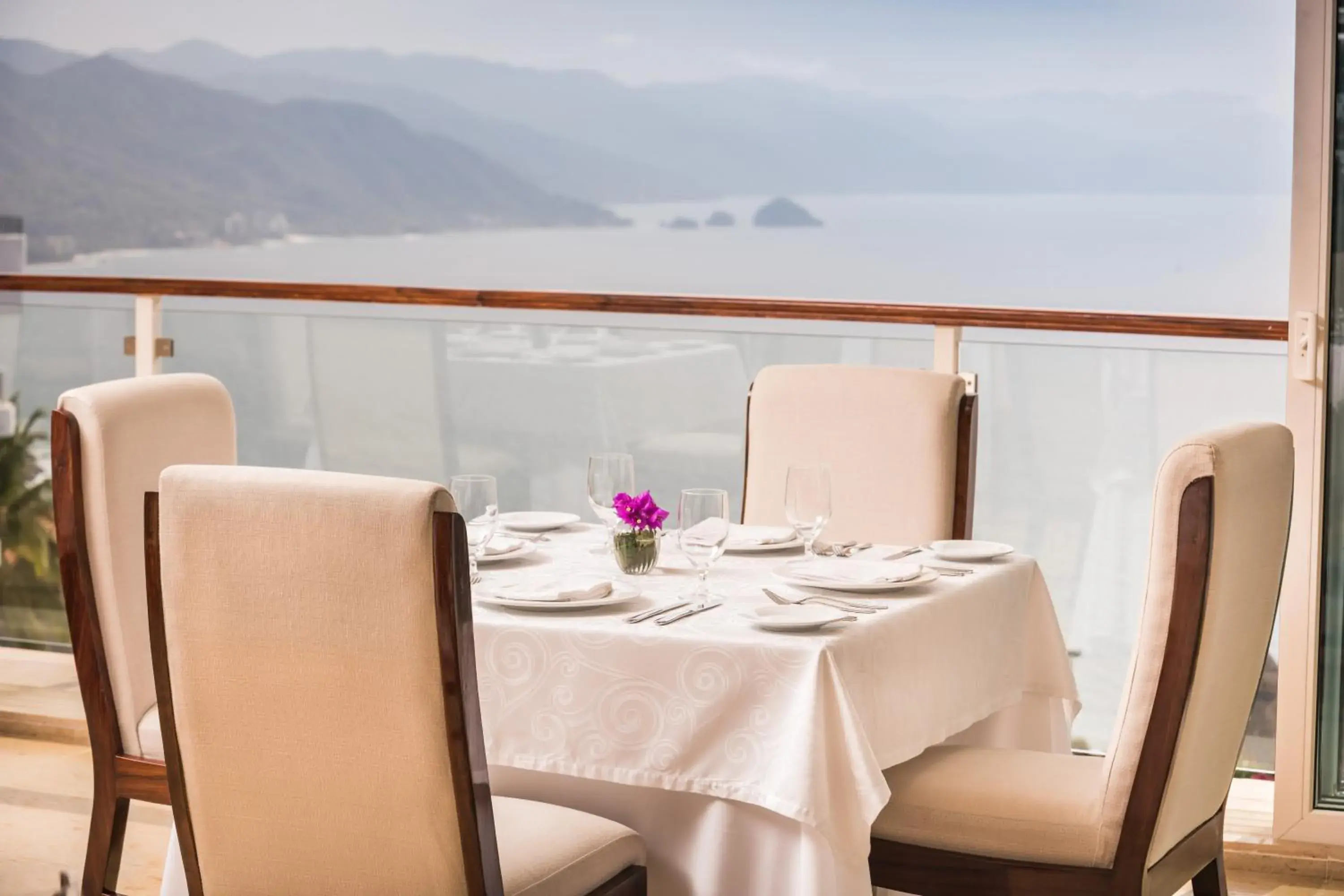 Restaurant/places to eat in Grand Miramar All Luxury Suites & Residences Restaurant/places to eat in Grand Miramar All Luxury Suites & Residences