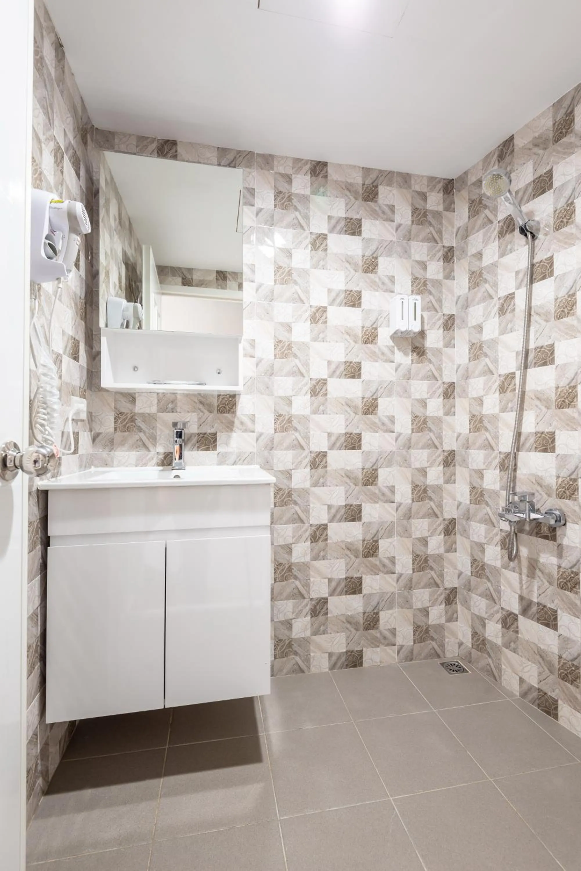 Bathroom in May Rooms Taipei Main Station