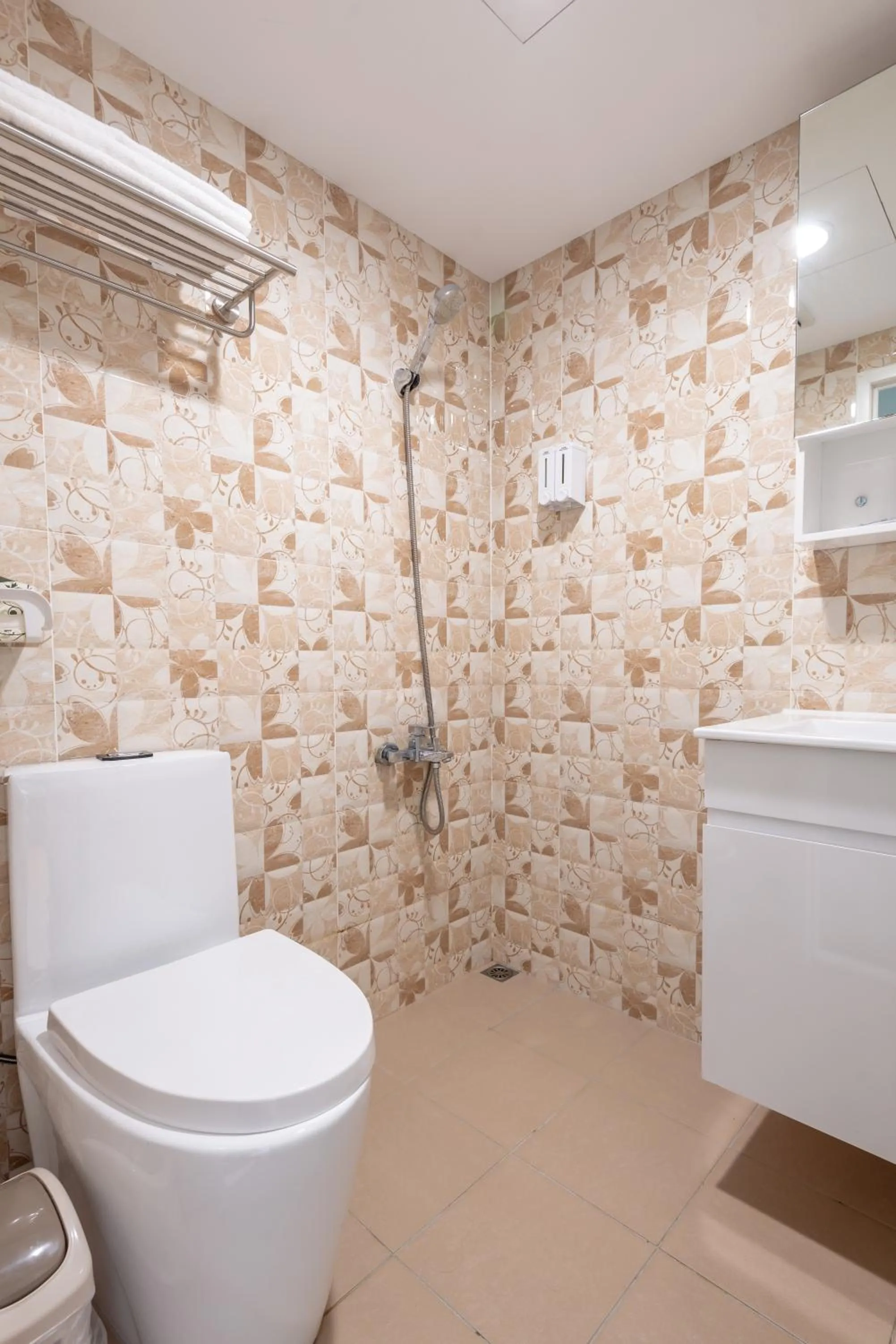 Toilet in May Rooms Taipei Main Station