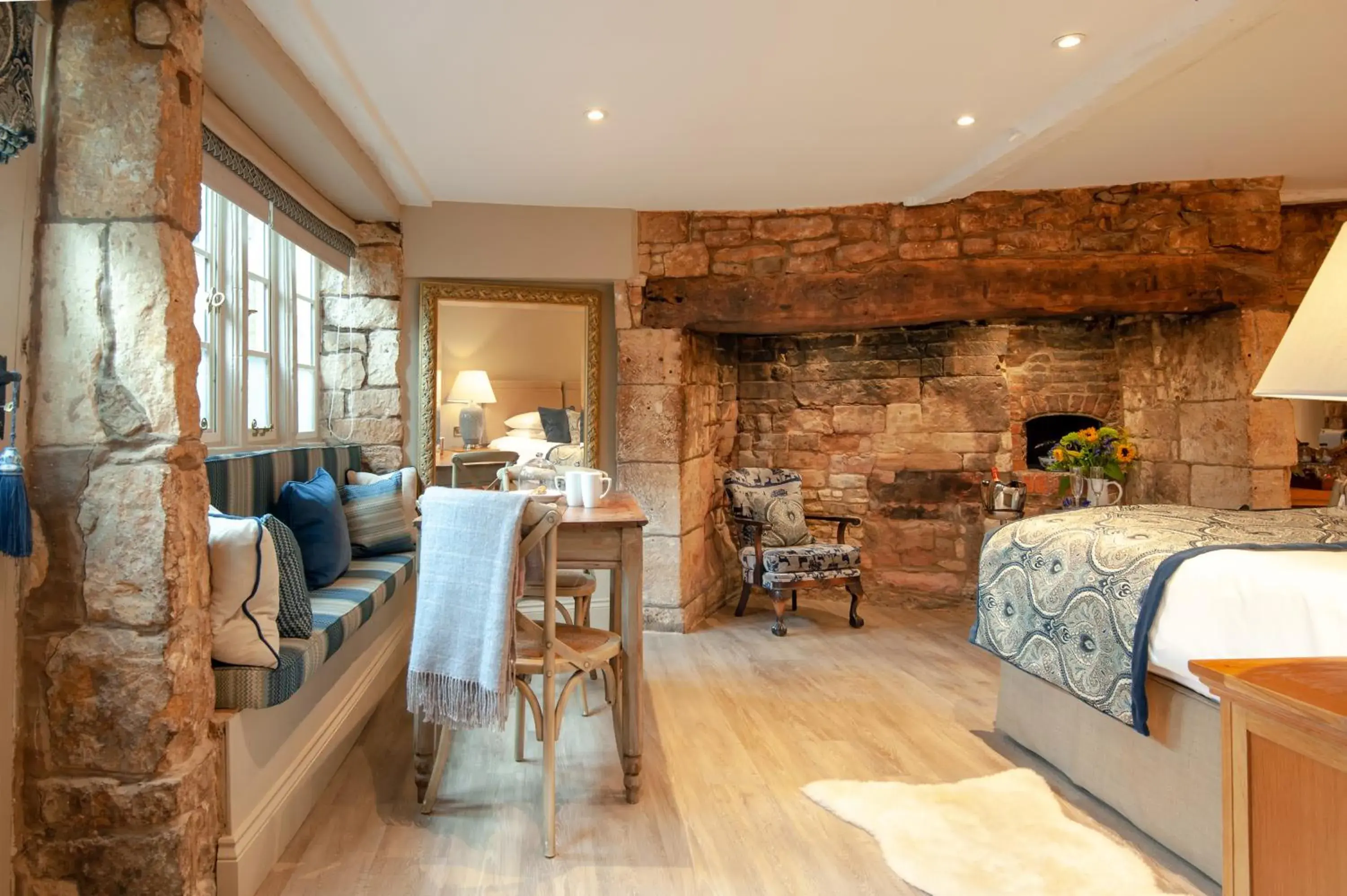 Double Room with Private Bathroom in Woolmarket House Hospitality Limited Double Room with Private Bathroom in Woolmarket House Hospitality Limited