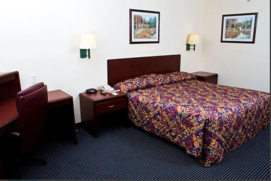 King Room - Non-Smoking in Country Hearth Inn-Union City King Room - Non-Smoking in Country Hearth Inn-Union City