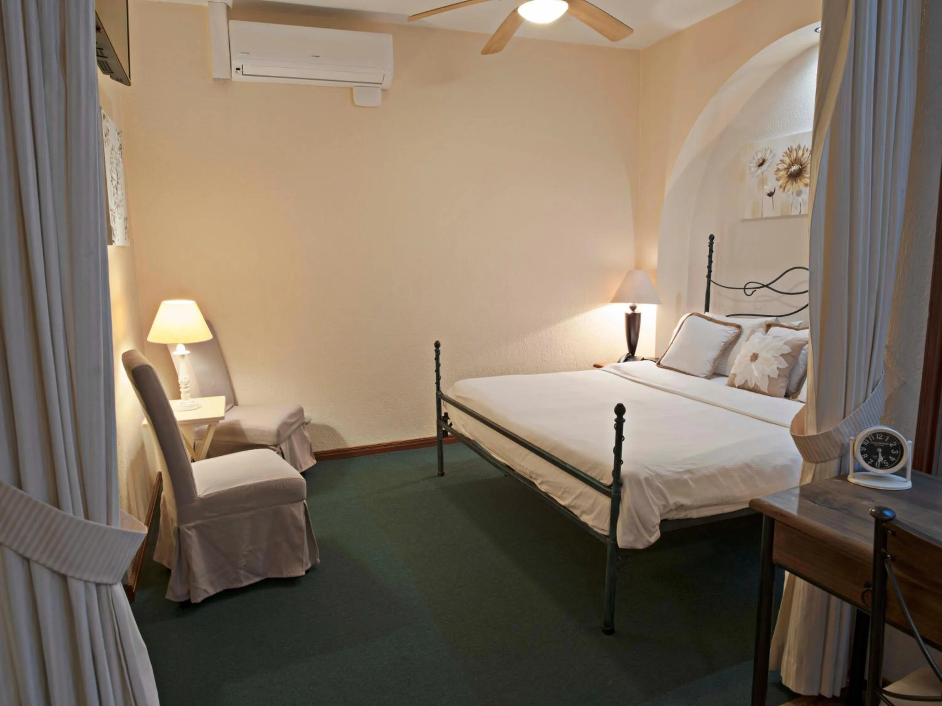 Bedroom, Bed in Fleur de Lys