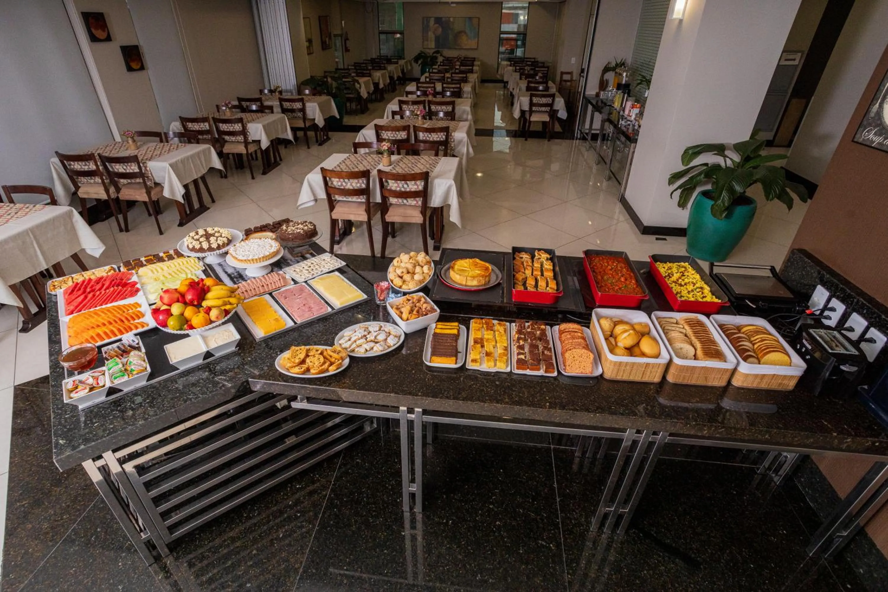 Breakfast in Alven Hotel by Slaviero Hotéis