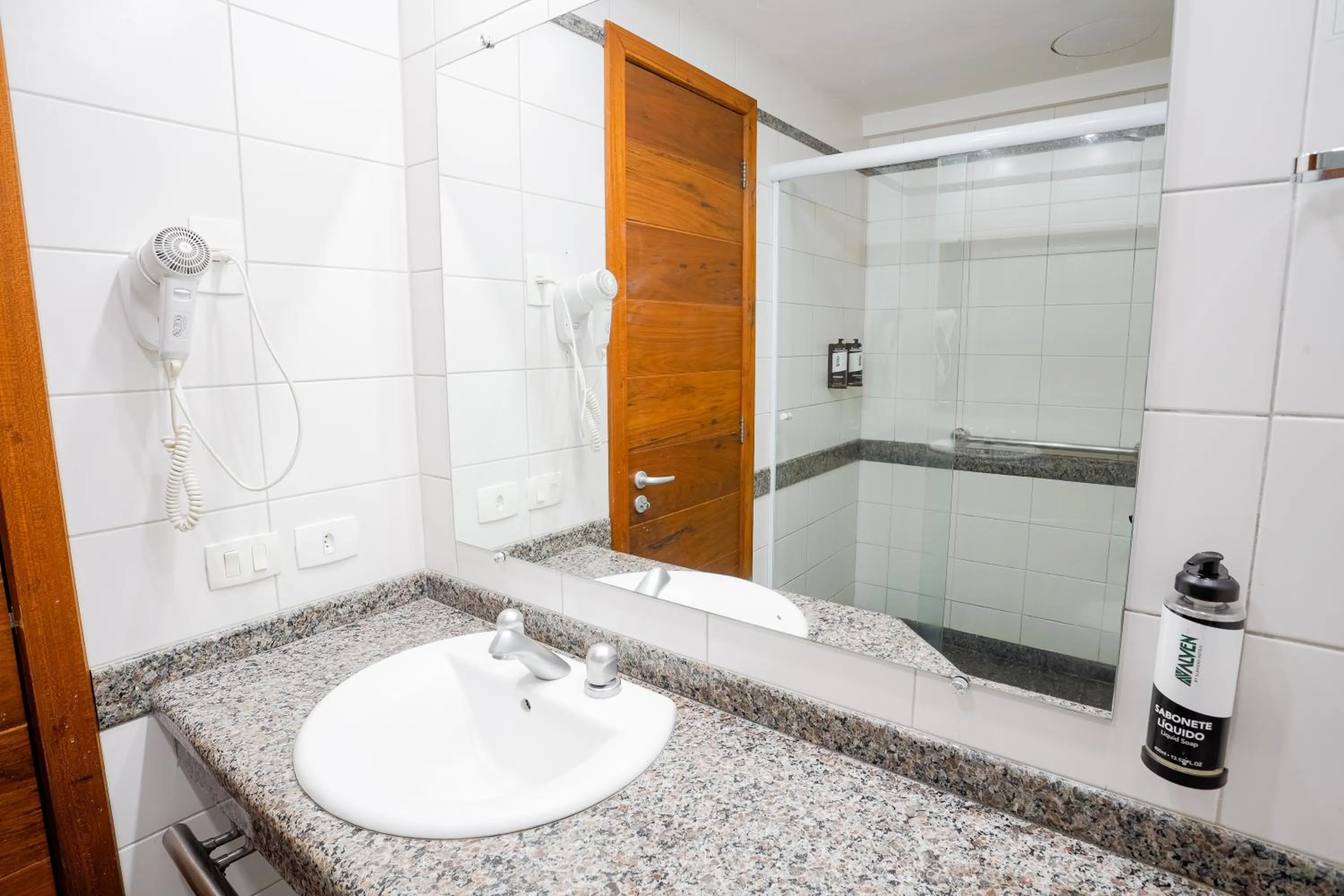 Bathroom in Alven Hotel by Slaviero Hotéis