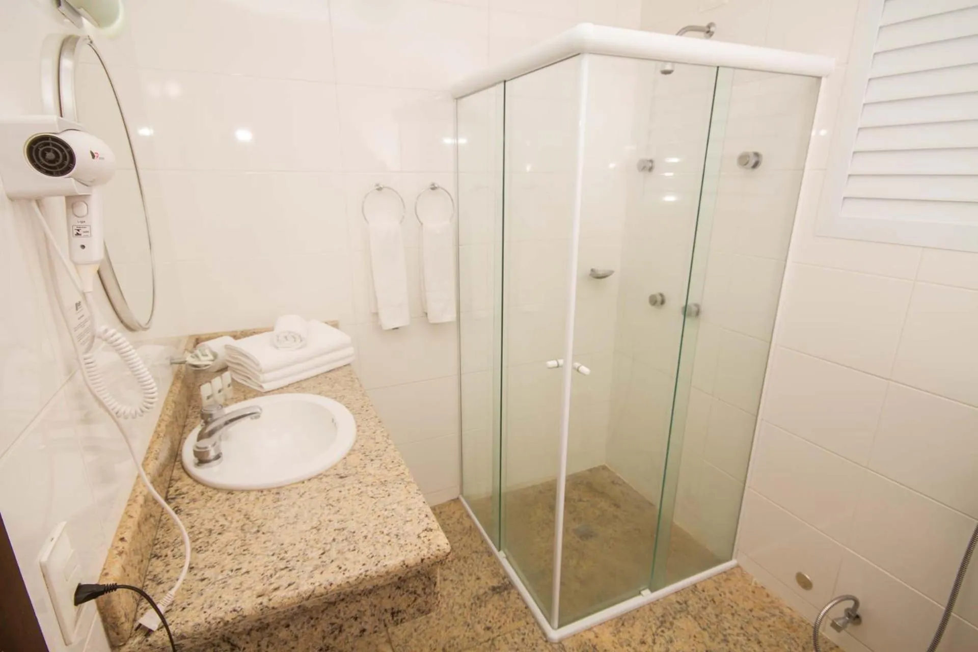 Toilet in Alven Hotel by Slaviero Hotéis