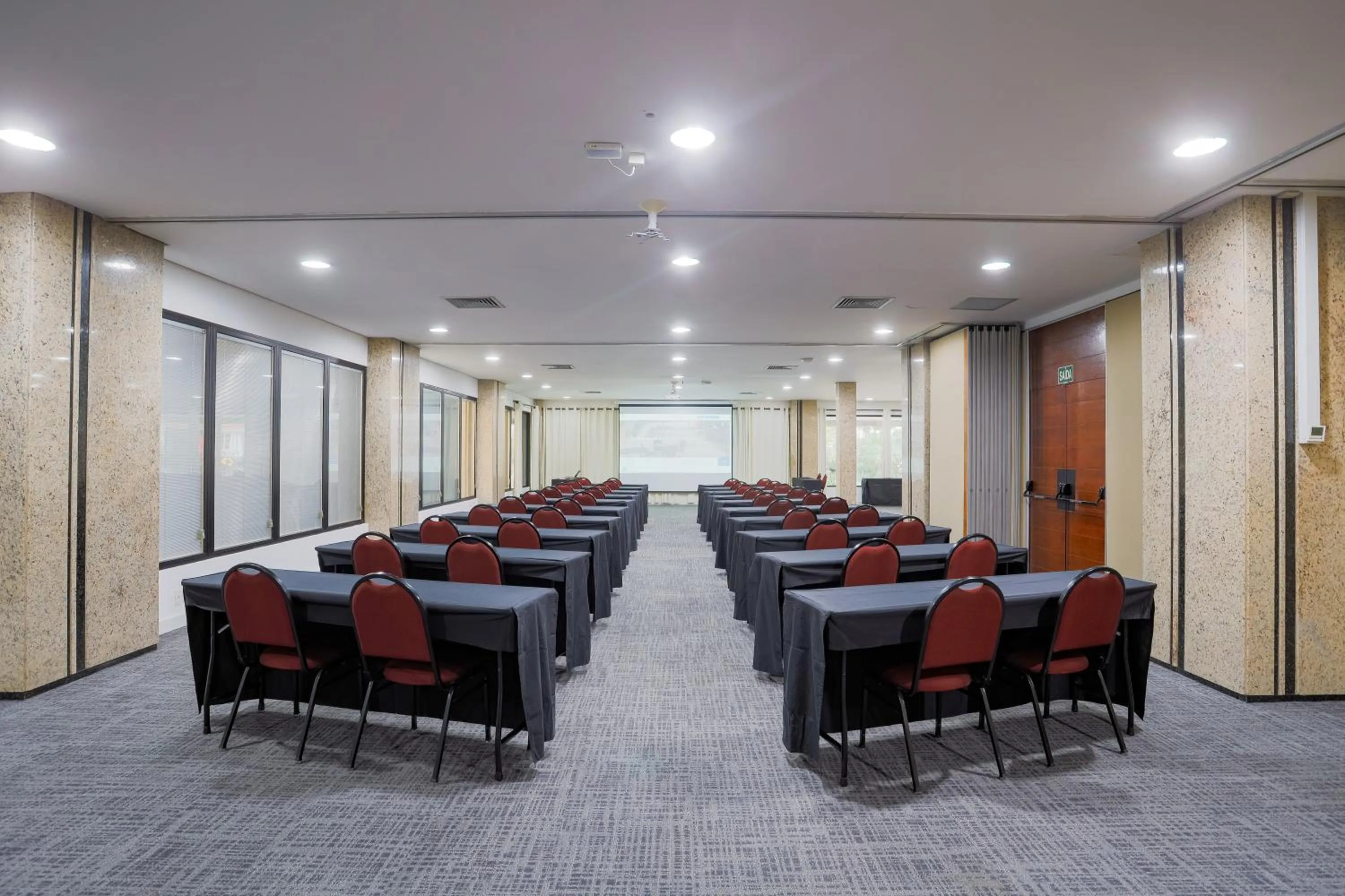 Meeting/conference room in Alven Hotel by Slaviero Hotéis