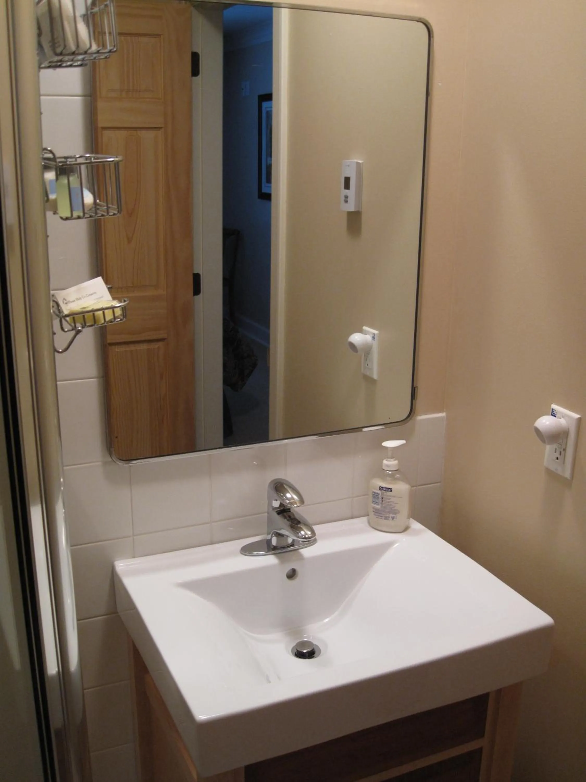 Genelle House B&B Guest House