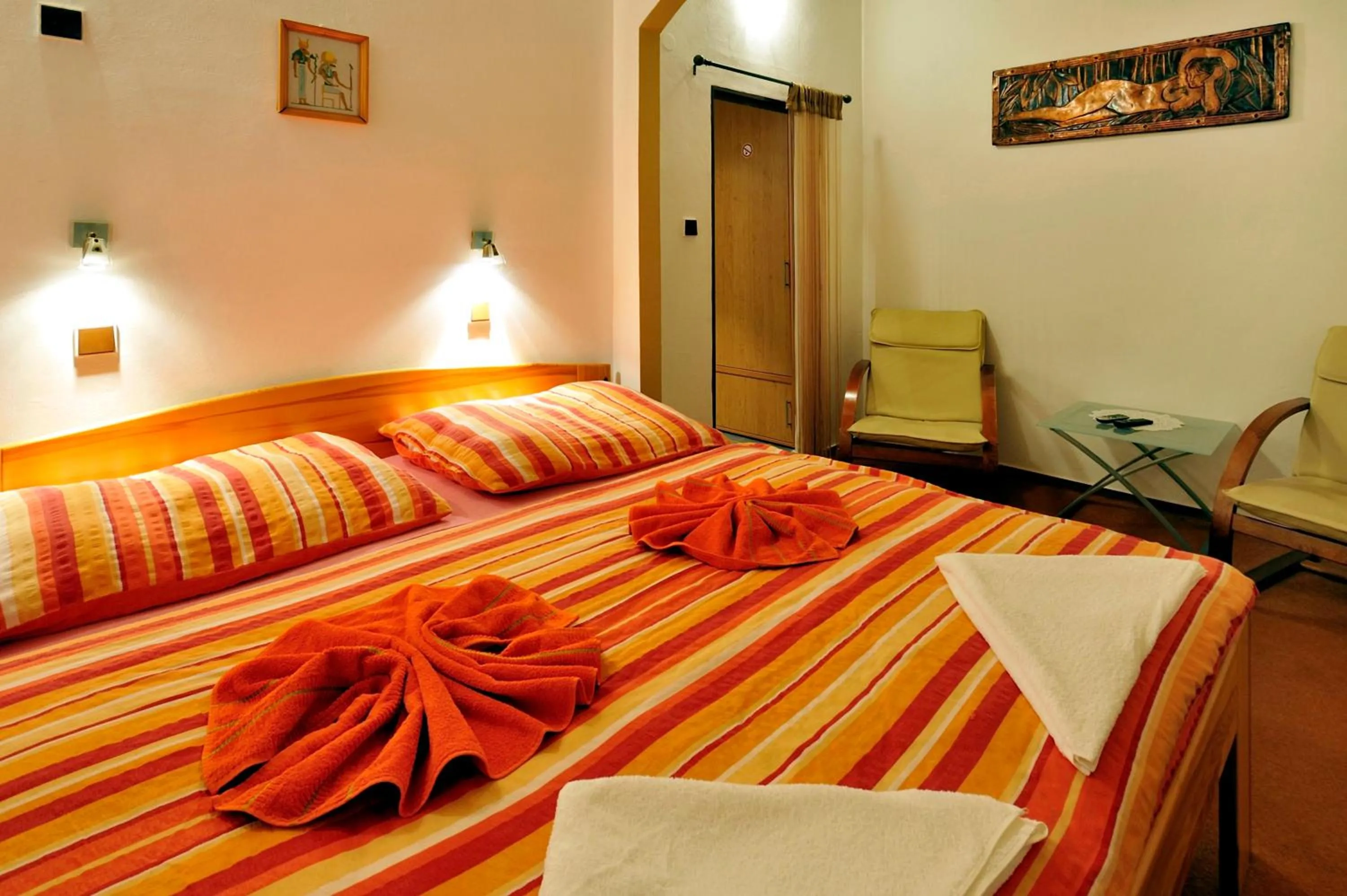 Living room, Bed in Hotel Kovarna