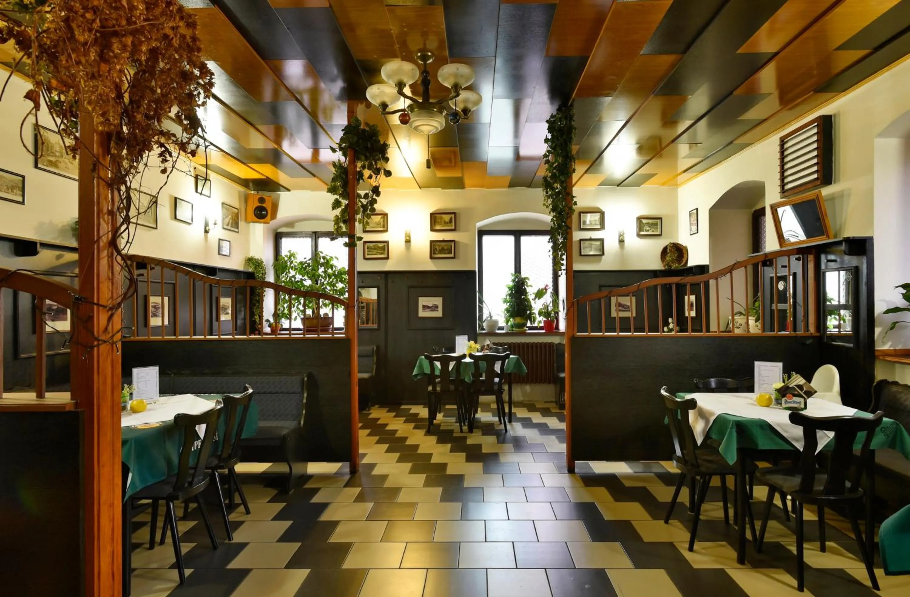 Restaurant/places to eat in Hotel Kovarna