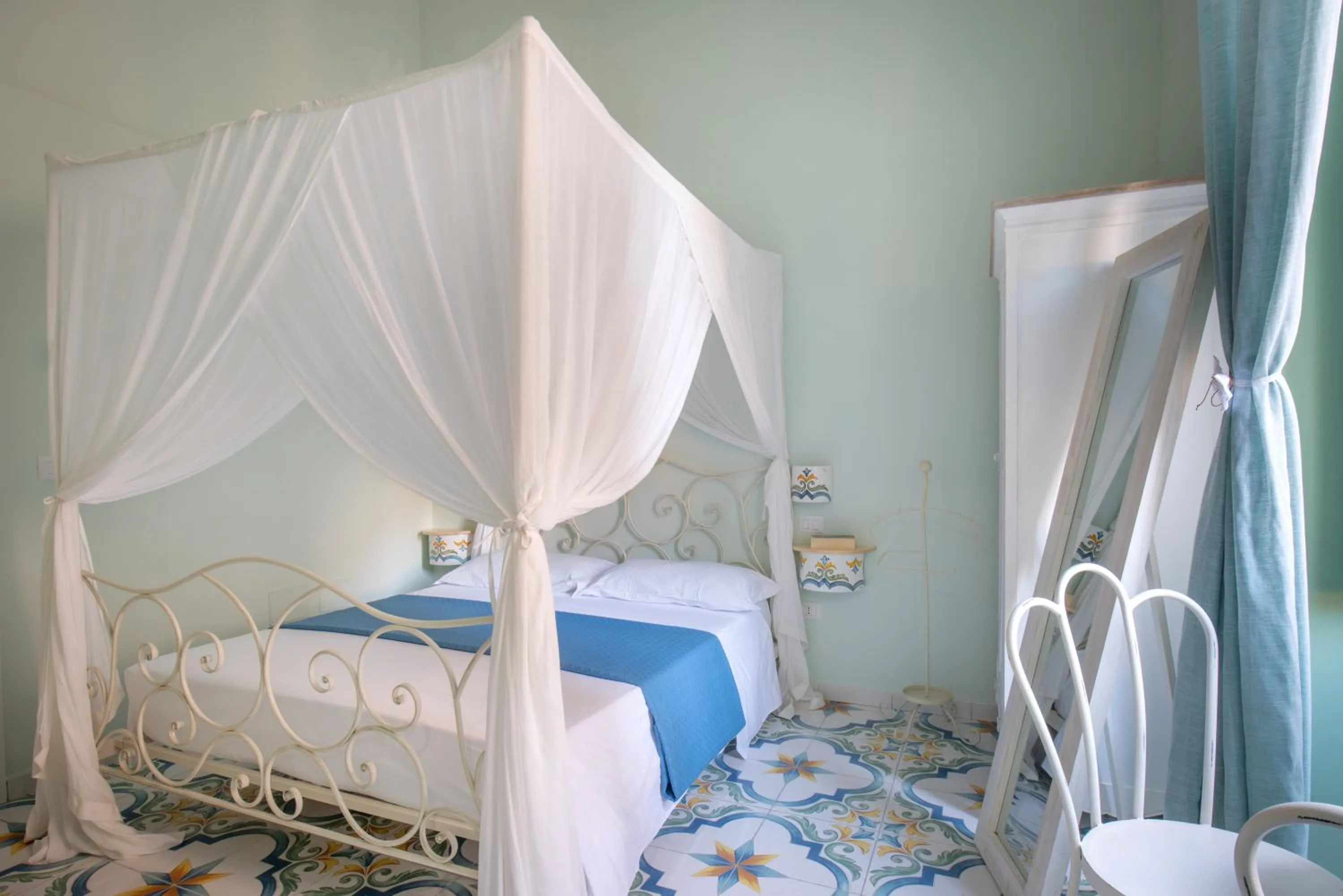 Photo of the whole room, Bed in Regina Elena