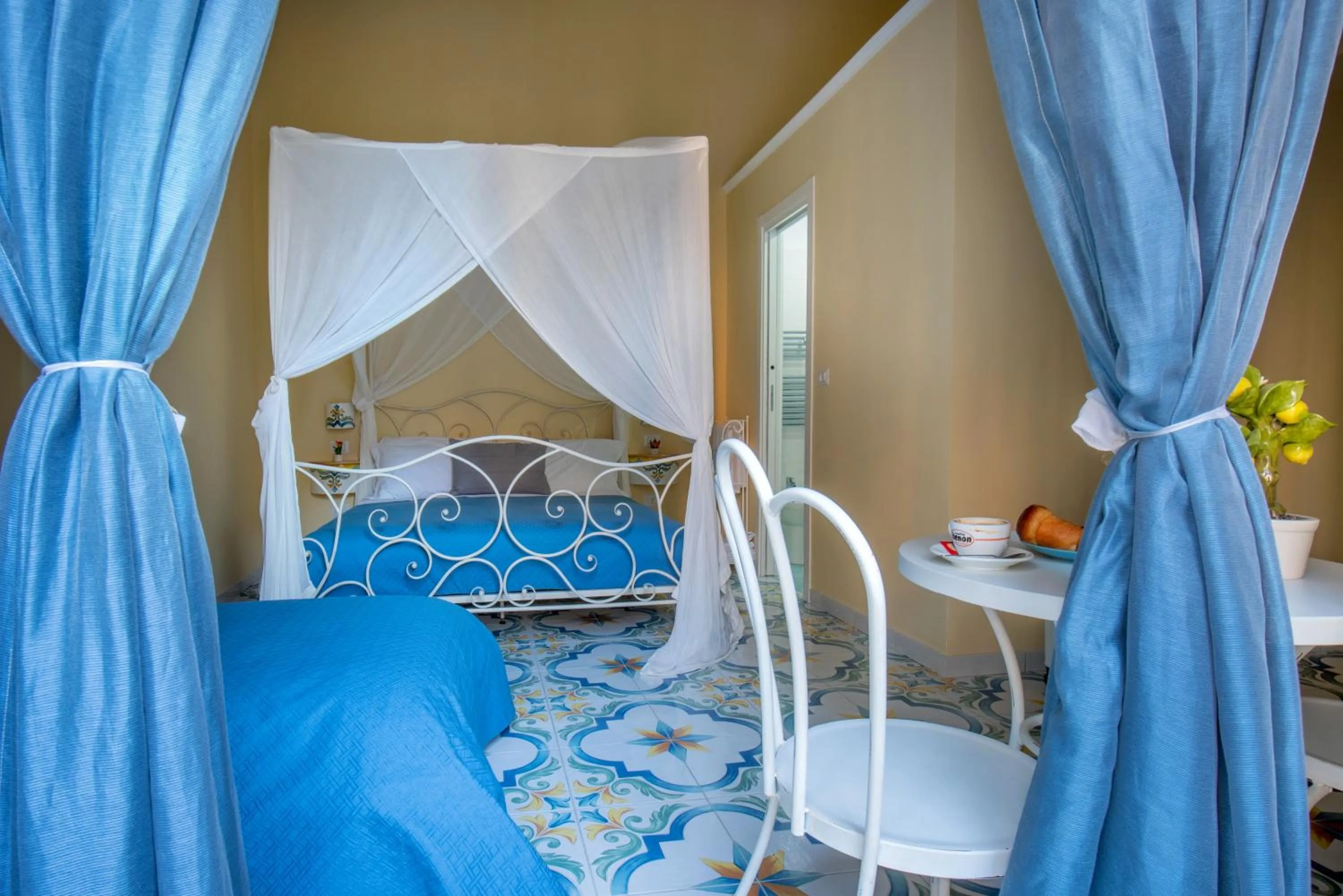 Photo of the whole room, Bed in Regina Elena