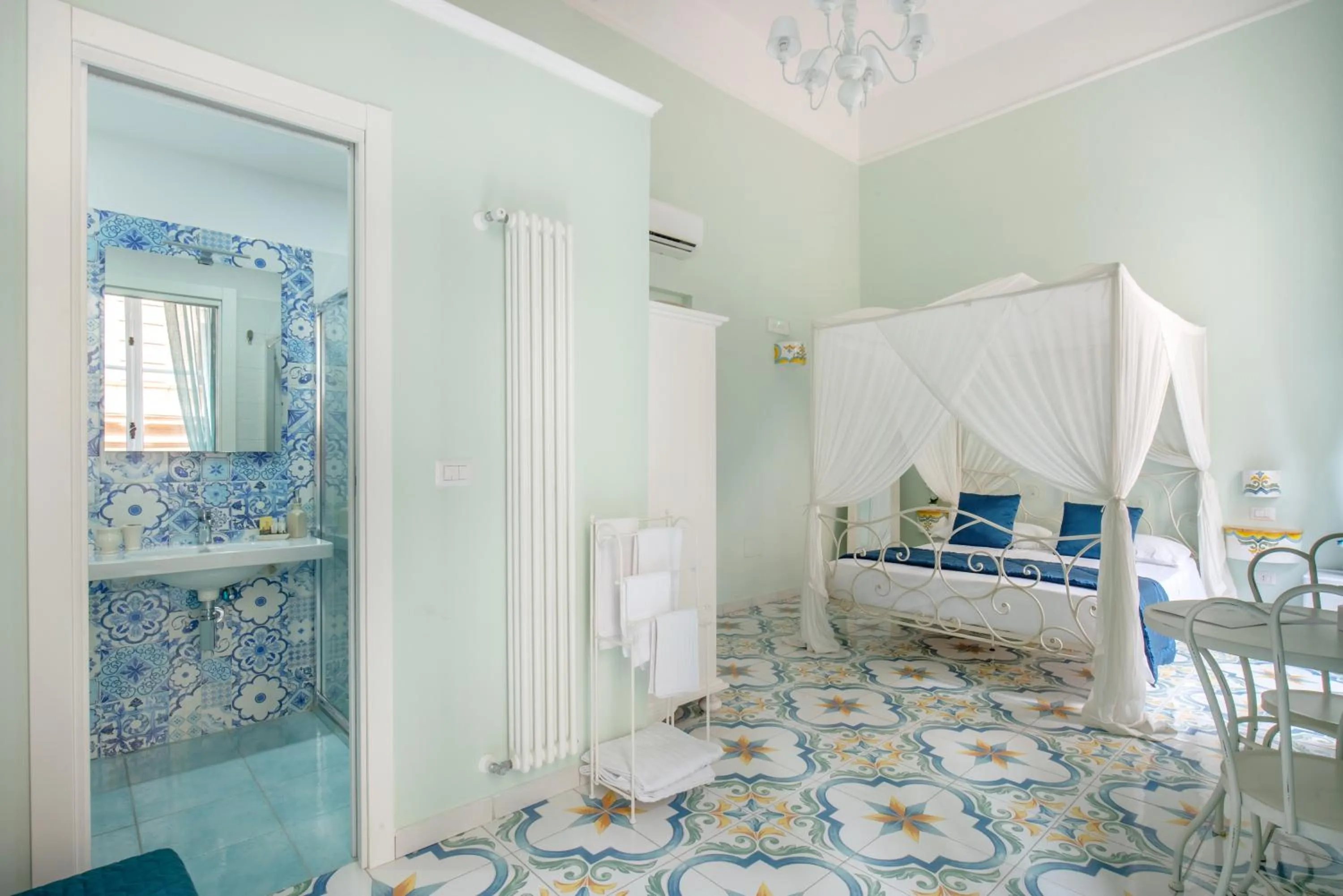 Photo of the whole room, Bed in Regina Elena