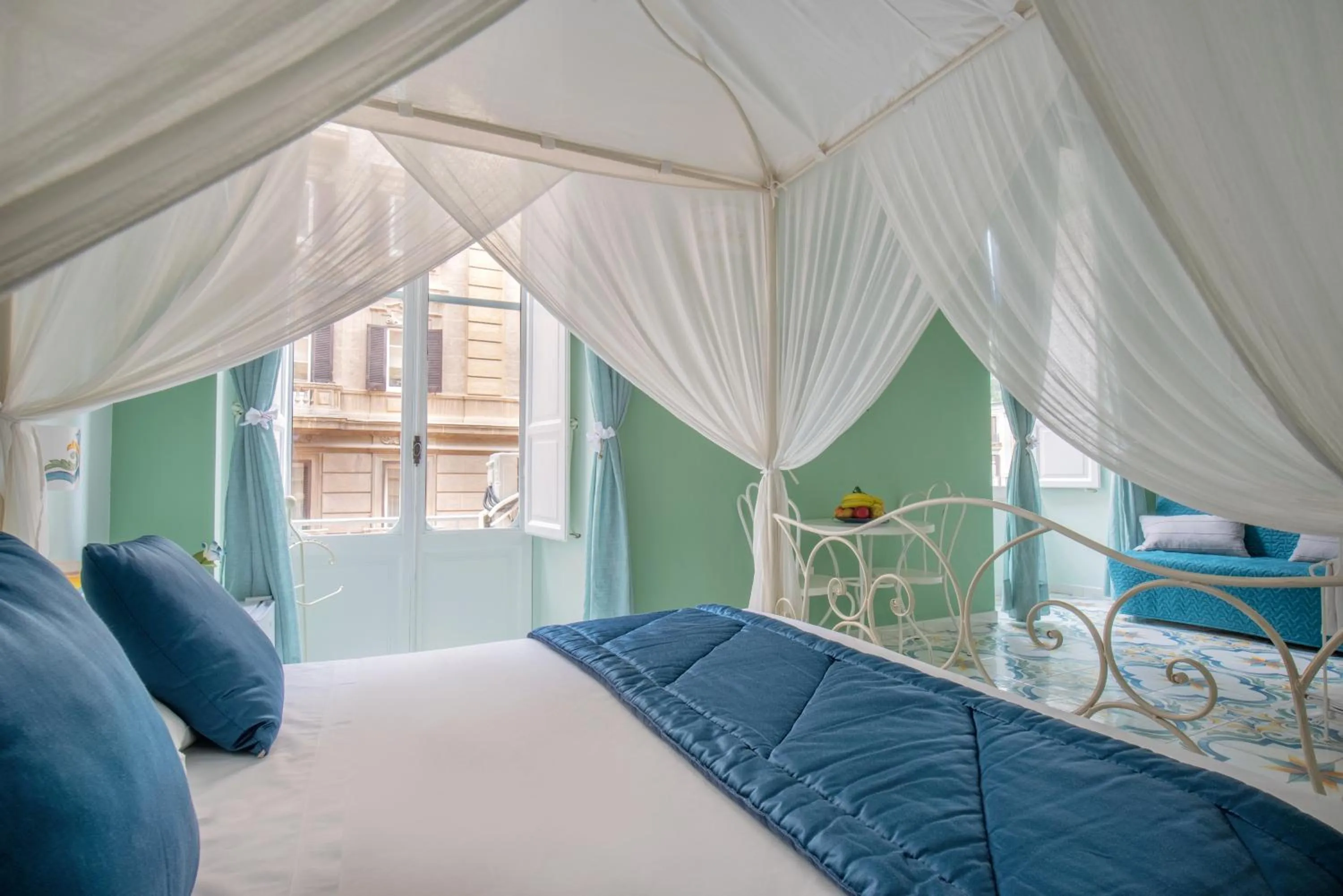 Photo of the whole room, Bed in Regina Elena