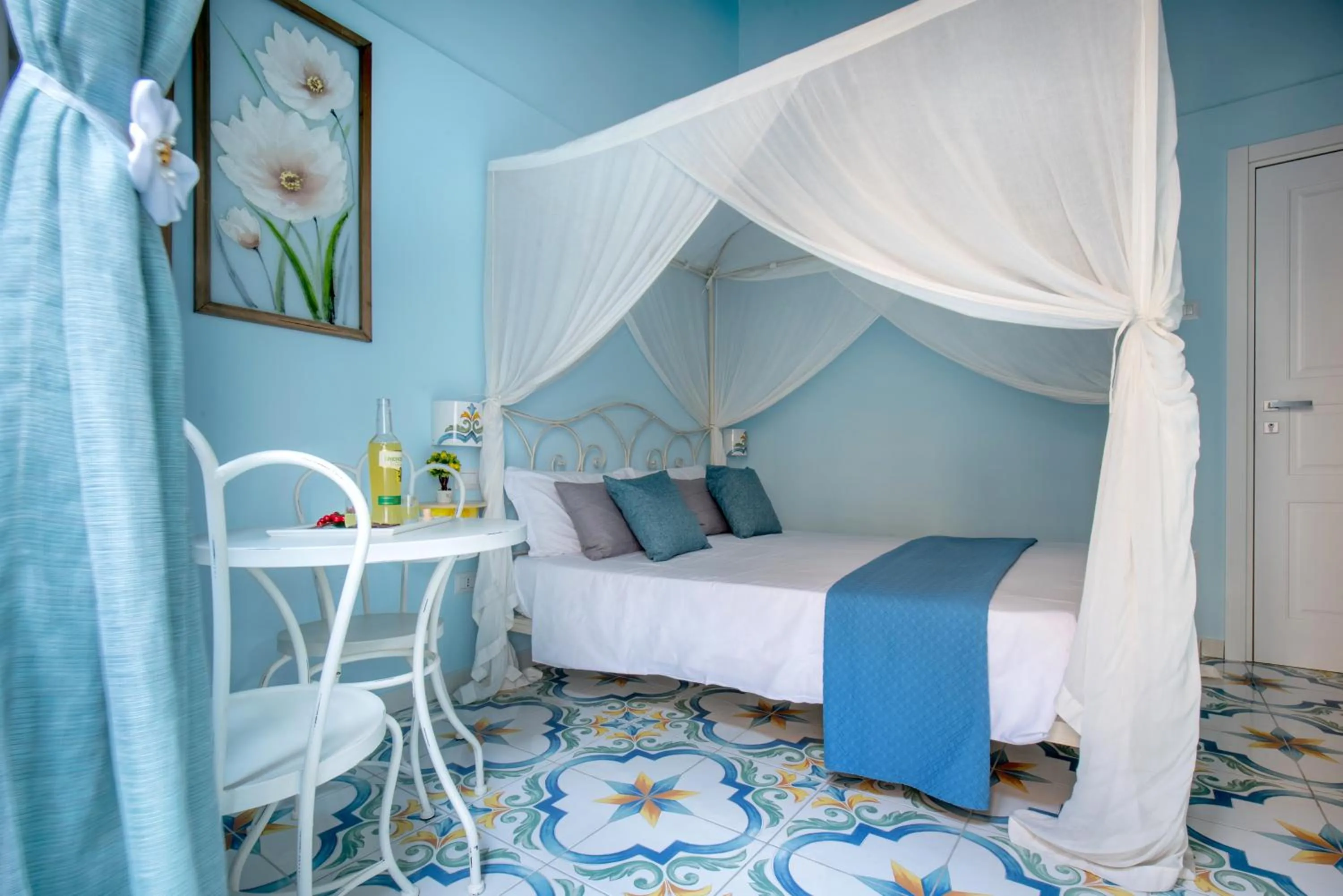 Photo of the whole room, Bed in Regina Elena