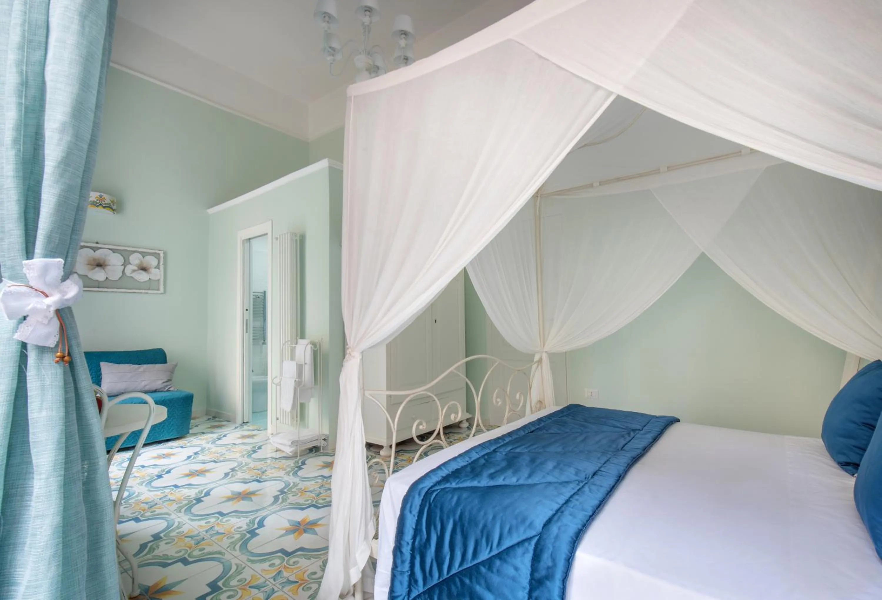 Photo of the whole room, Bed in Regina Elena