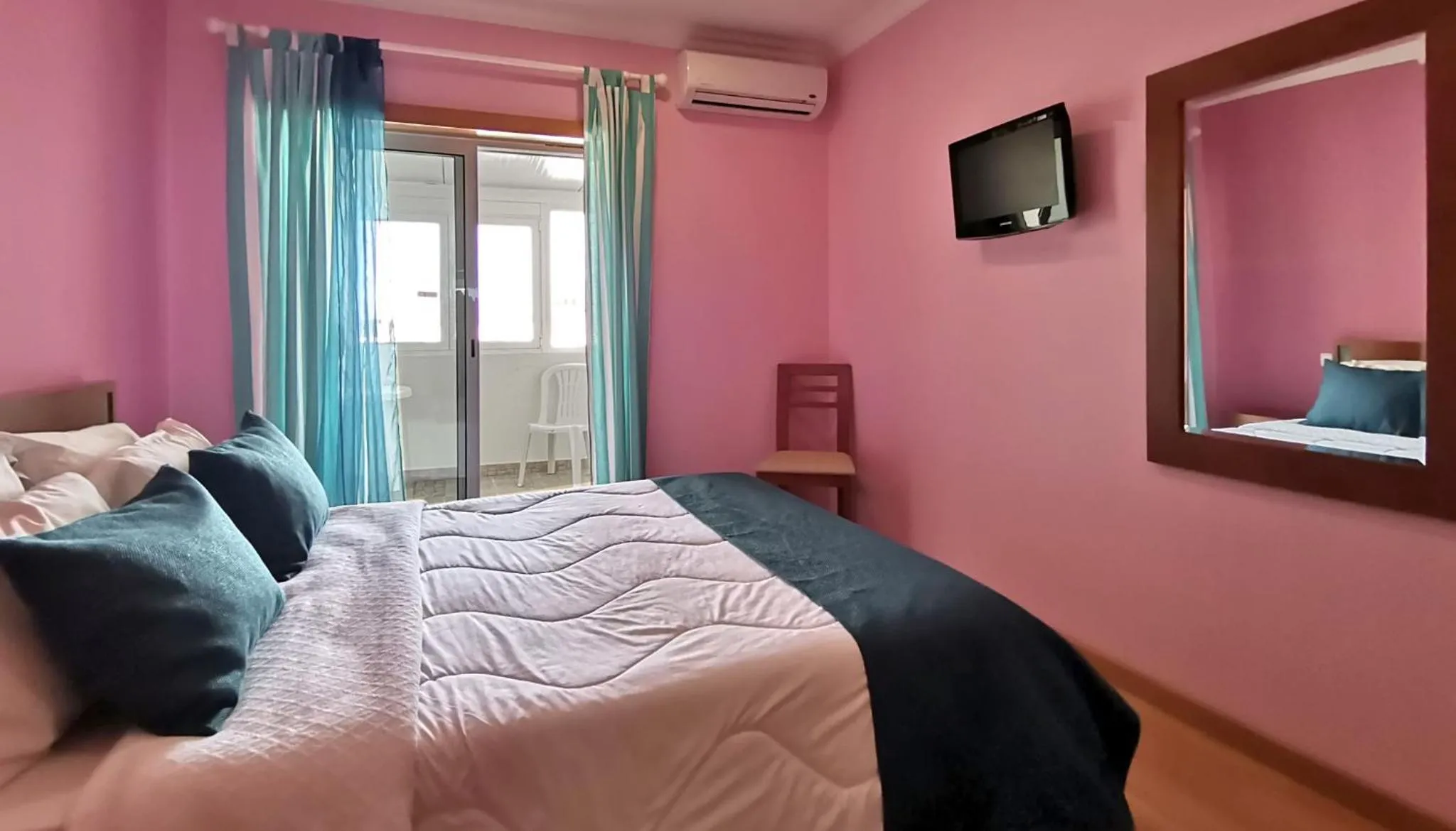 Balcony/Terrace, Bed in Hotel Hebe Peniche