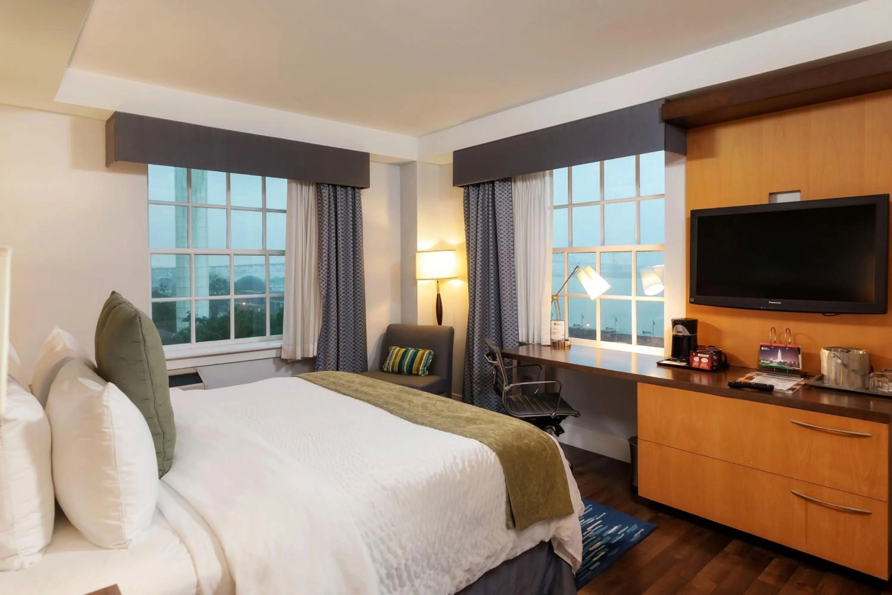 Photo of the whole room, Bed in Hotel Indigo Baton Rouge Downtown by IHG