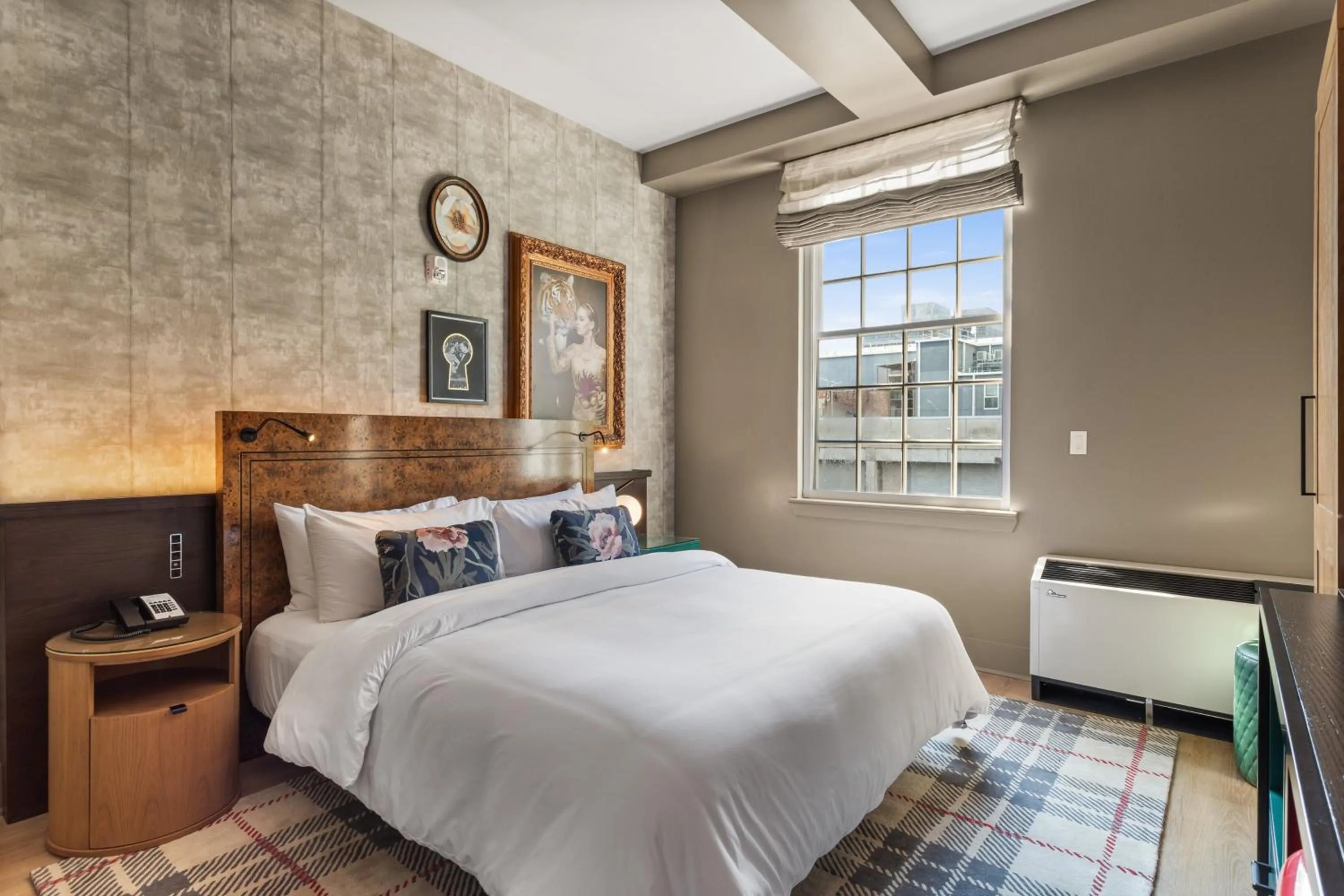 Photo of the whole room, Bed in Hotel Indigo Baton Rouge Downtown by IHG