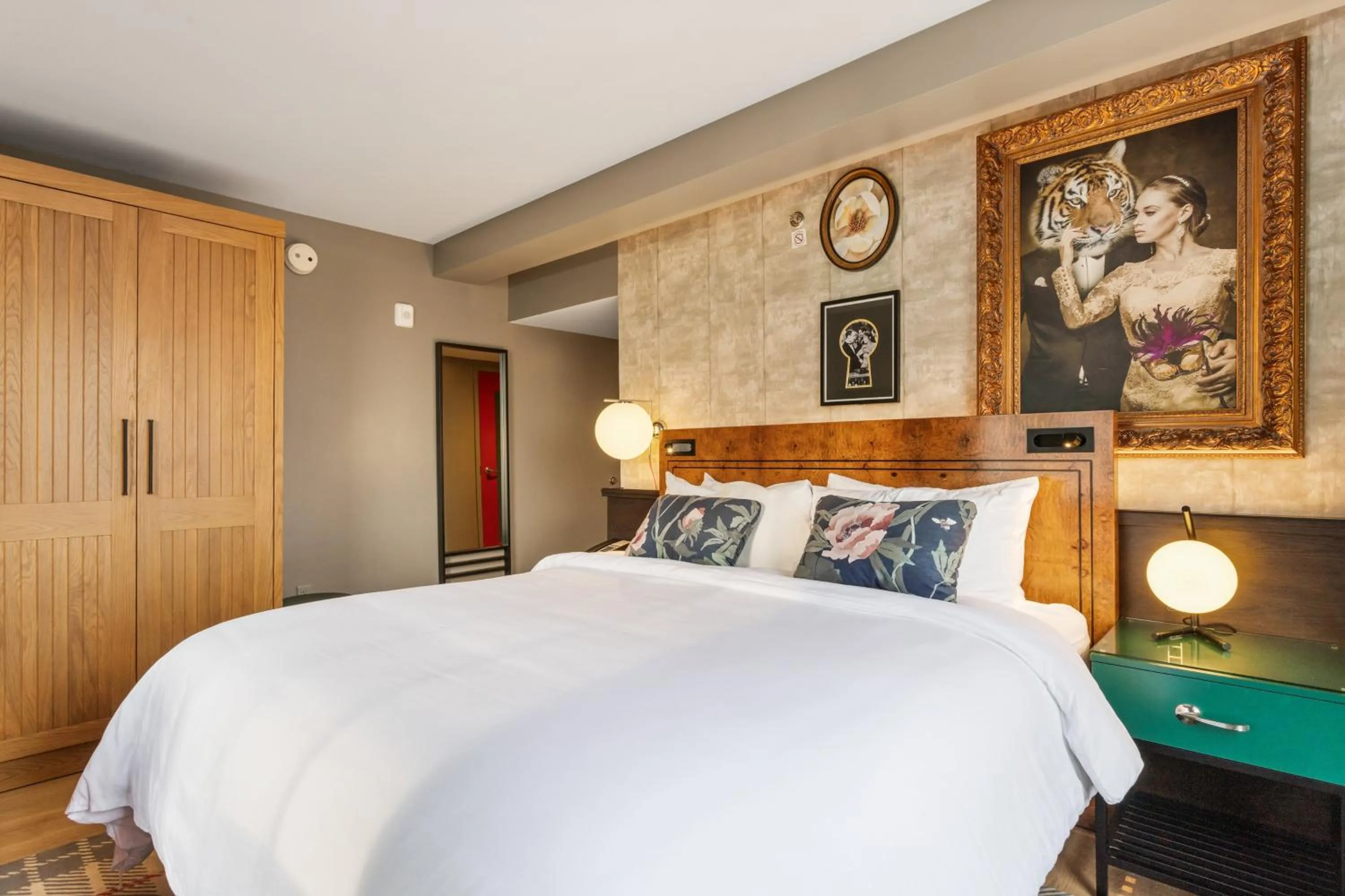 Photo of the whole room, Bed in Hotel Indigo Baton Rouge Downtown by IHG