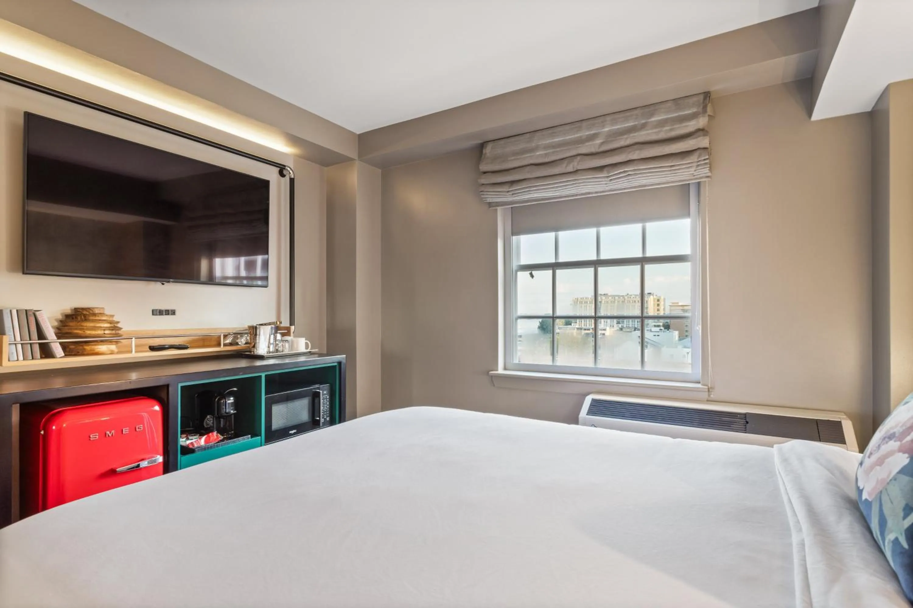 Photo of the whole room, Bed in Hotel Indigo Baton Rouge Downtown by IHG