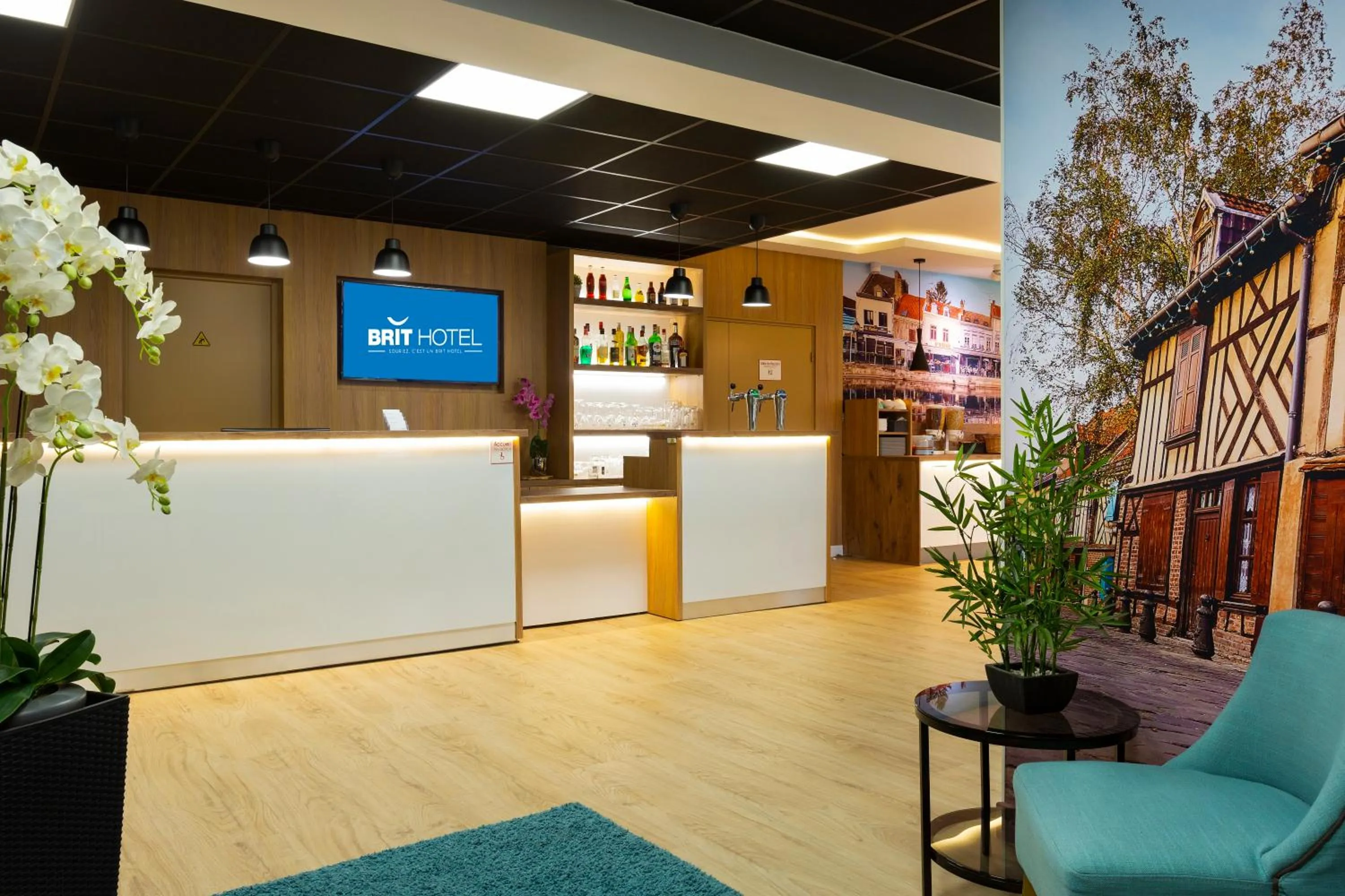 Lobby or reception in Brit Hotel Confort Amiens