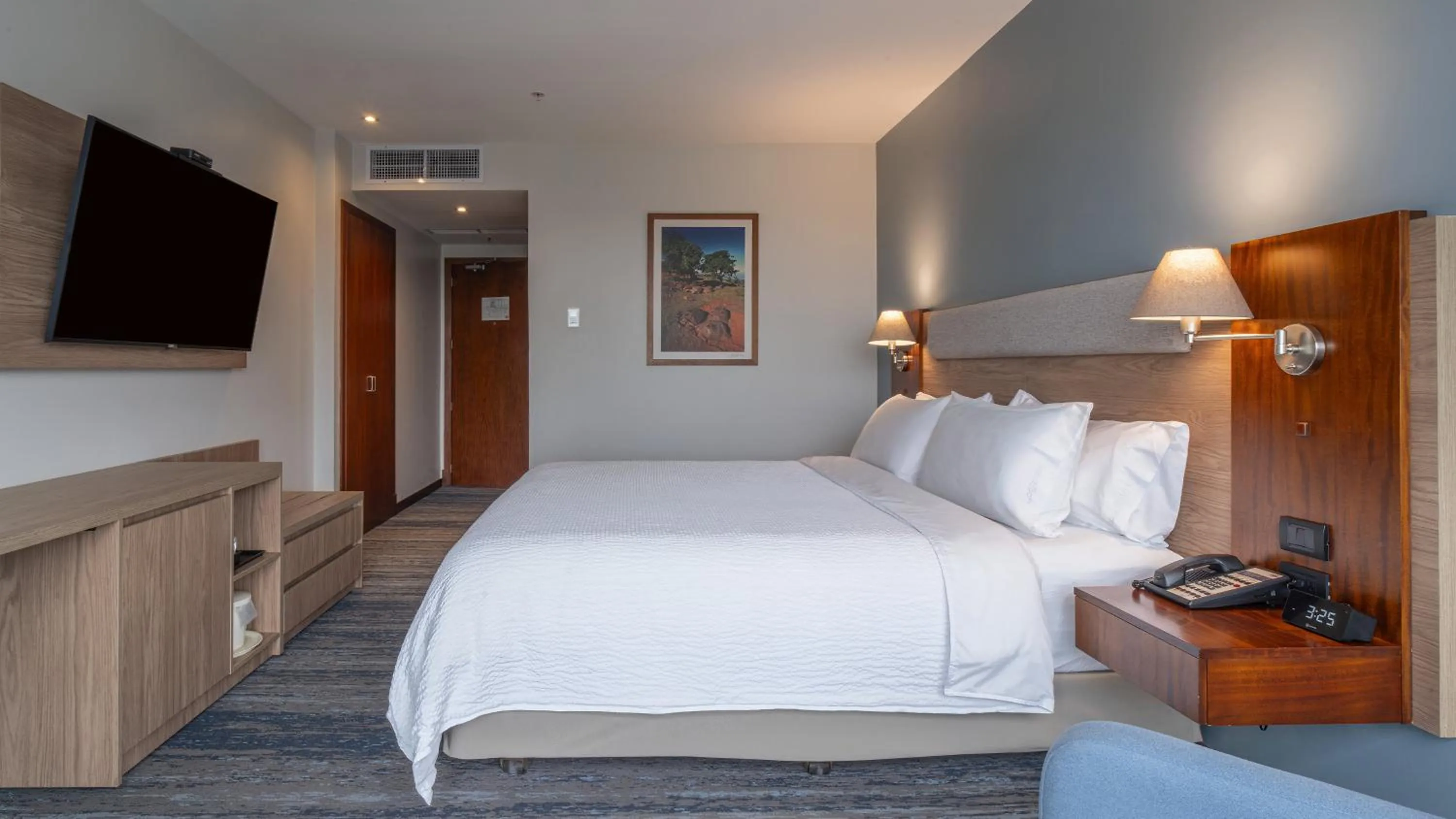 Photo of the whole room, Bed in Holiday Inn Express Quito by IHG