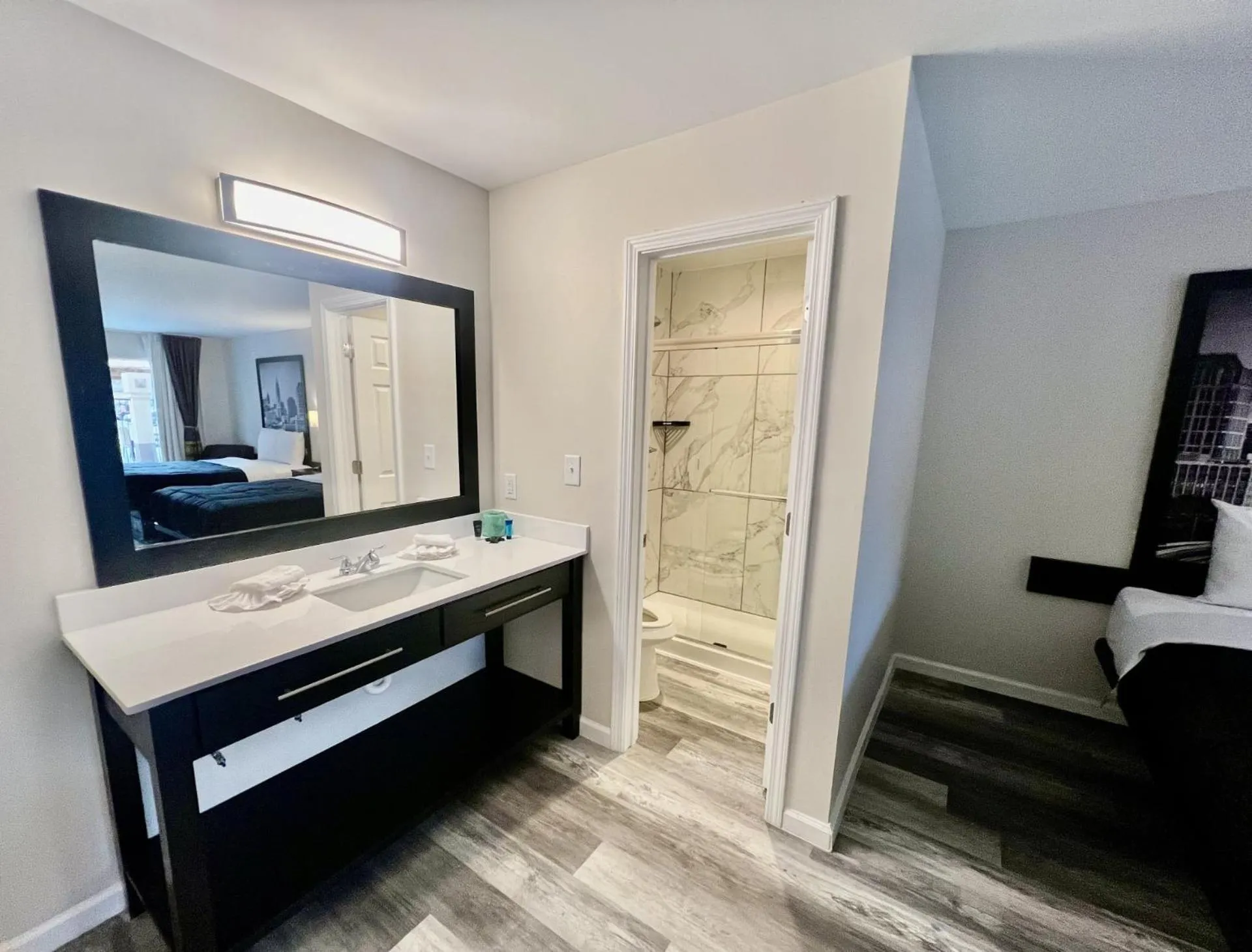 Bathroom, Bed in Super 8 by Wyndham College Park/Atlanta Airport West