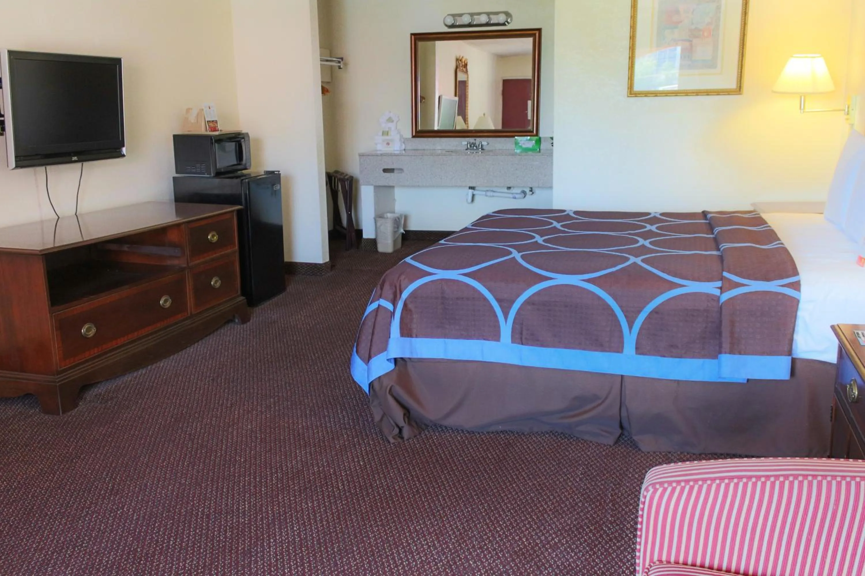 Bedroom, Bed in Super 8 by Wyndham College Park/Atlanta Airport West