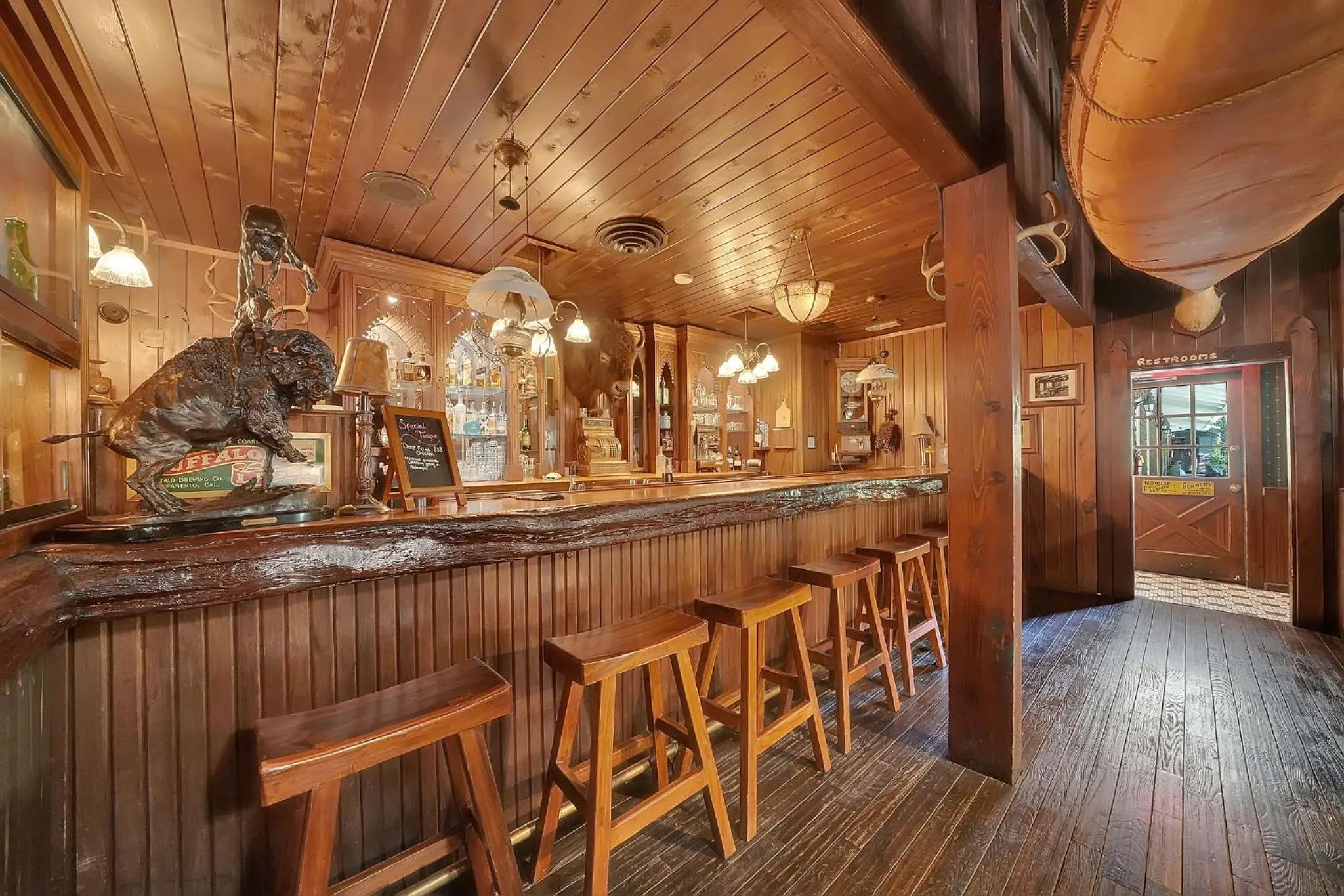 Lounge or bar in Narrow Gauge Inn