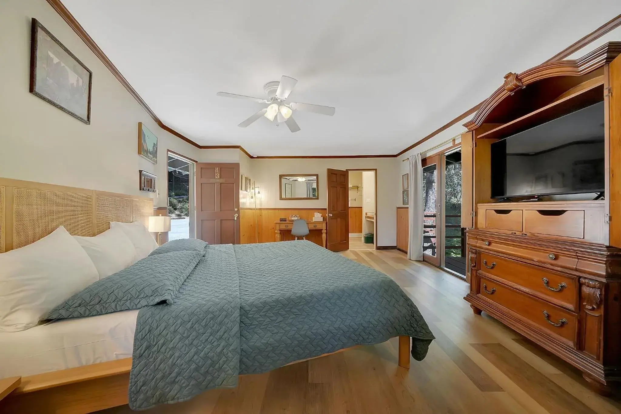 King Room in Narrow Gauge Inn King Room in Narrow Gauge Inn