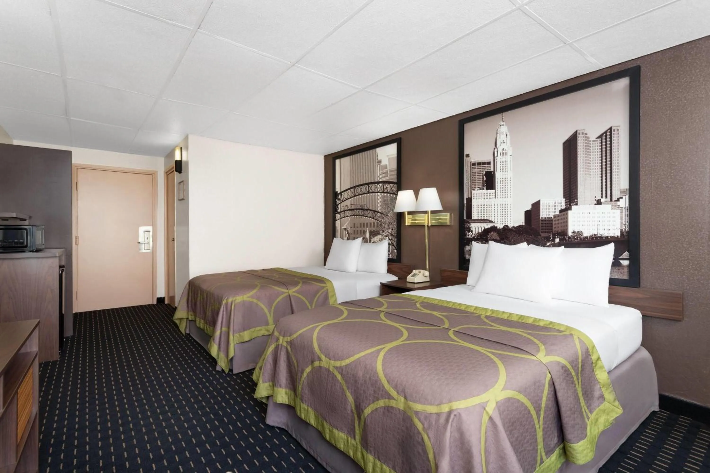 Photo of the whole room, Bed in Super 8 by Wyndham Columbus