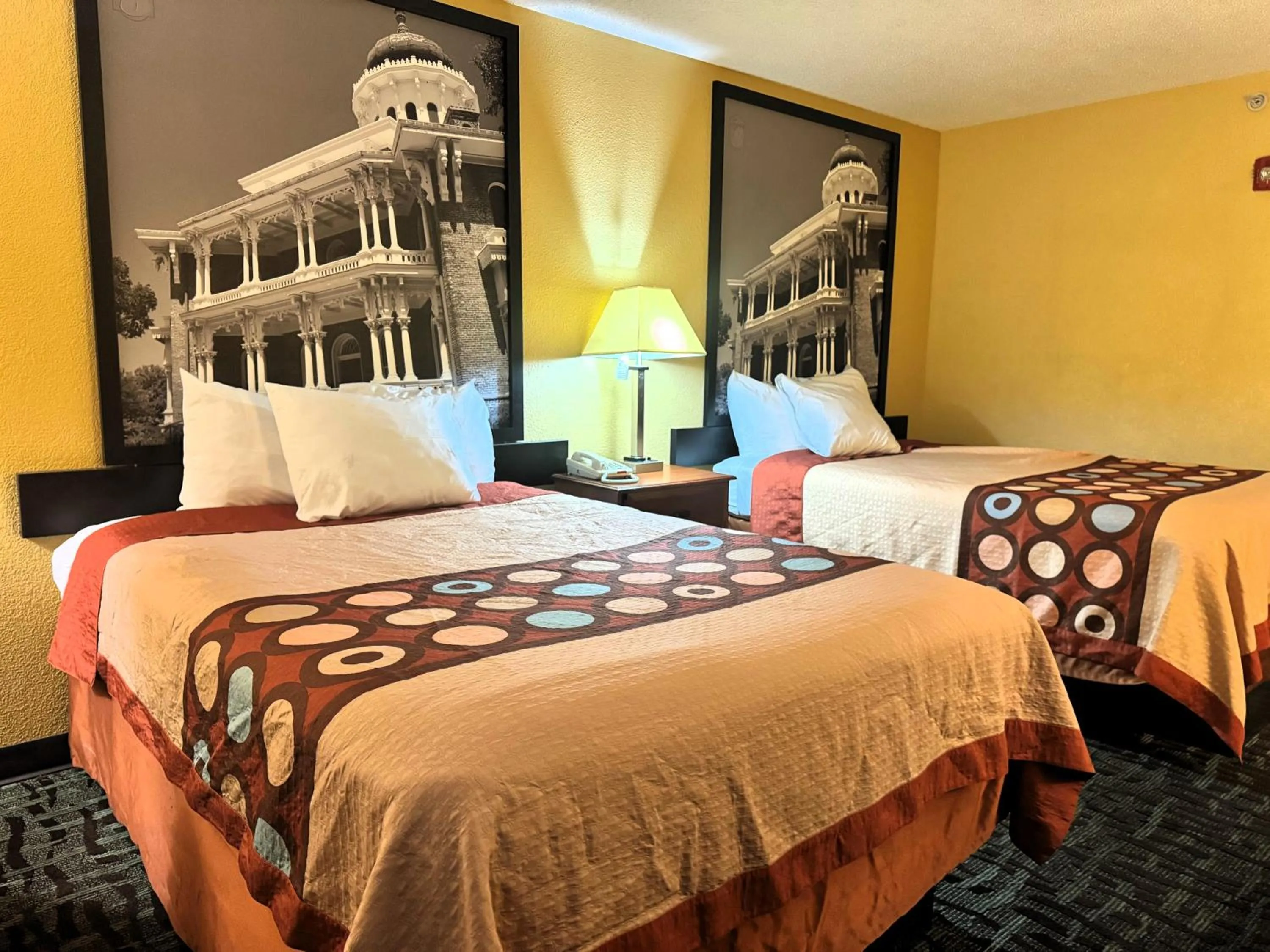 Bedroom, Bed in Super 8 by Wyndham Hattiesburg South